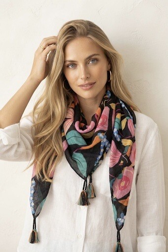 Grossiste M&P Accessoires - Foulard châle carré viscose 130*130cm imprimé avec pompons