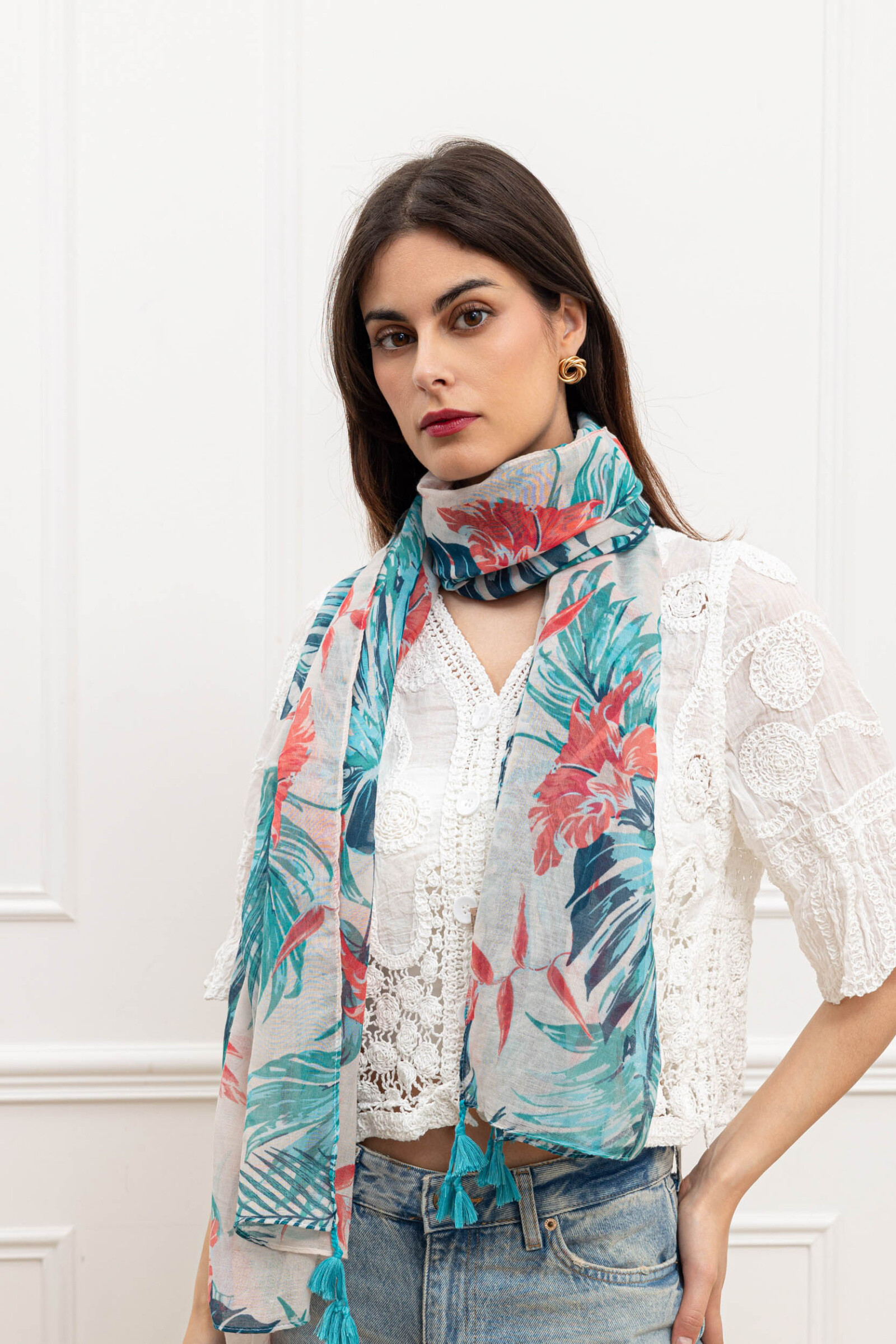 Grossiste M&P Accessoires - Foulard imprimé motif feuilles avec pompons