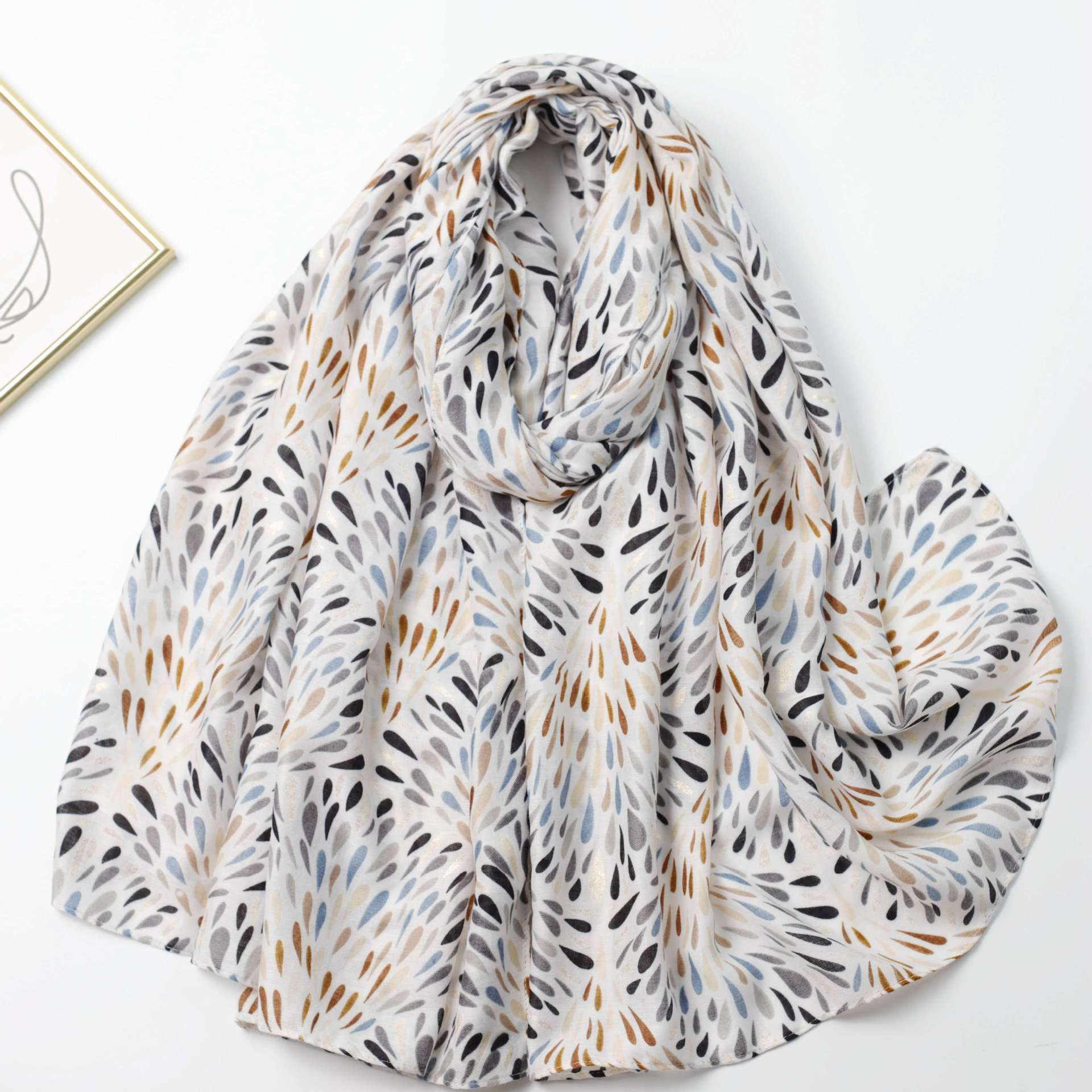 Mayorista M&P Accessoires - Pañuelo estampado de hojas con pompones