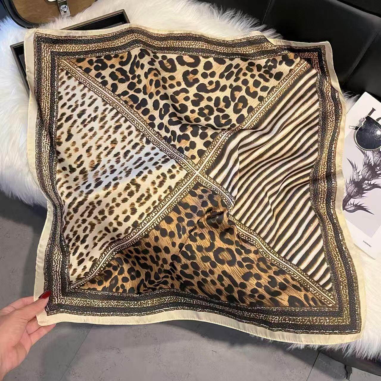Grossista M&P Accessoires - Piccolo foulard 70*70 cm stampa leopardo
