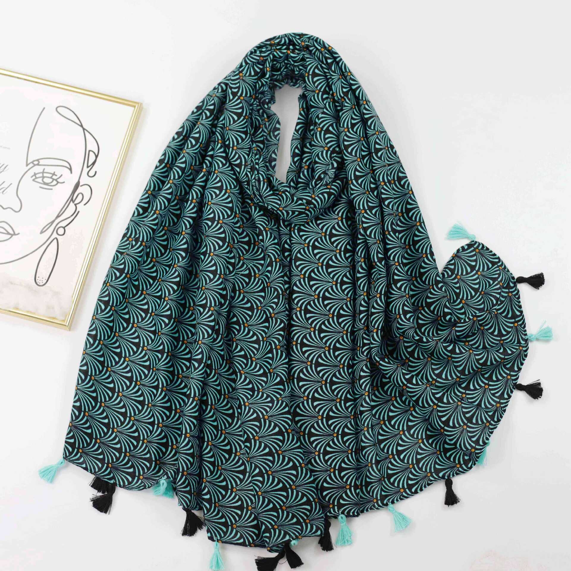 Grossista M&P Accessoires - Foulard stampato con motivo geometrico e pon pon