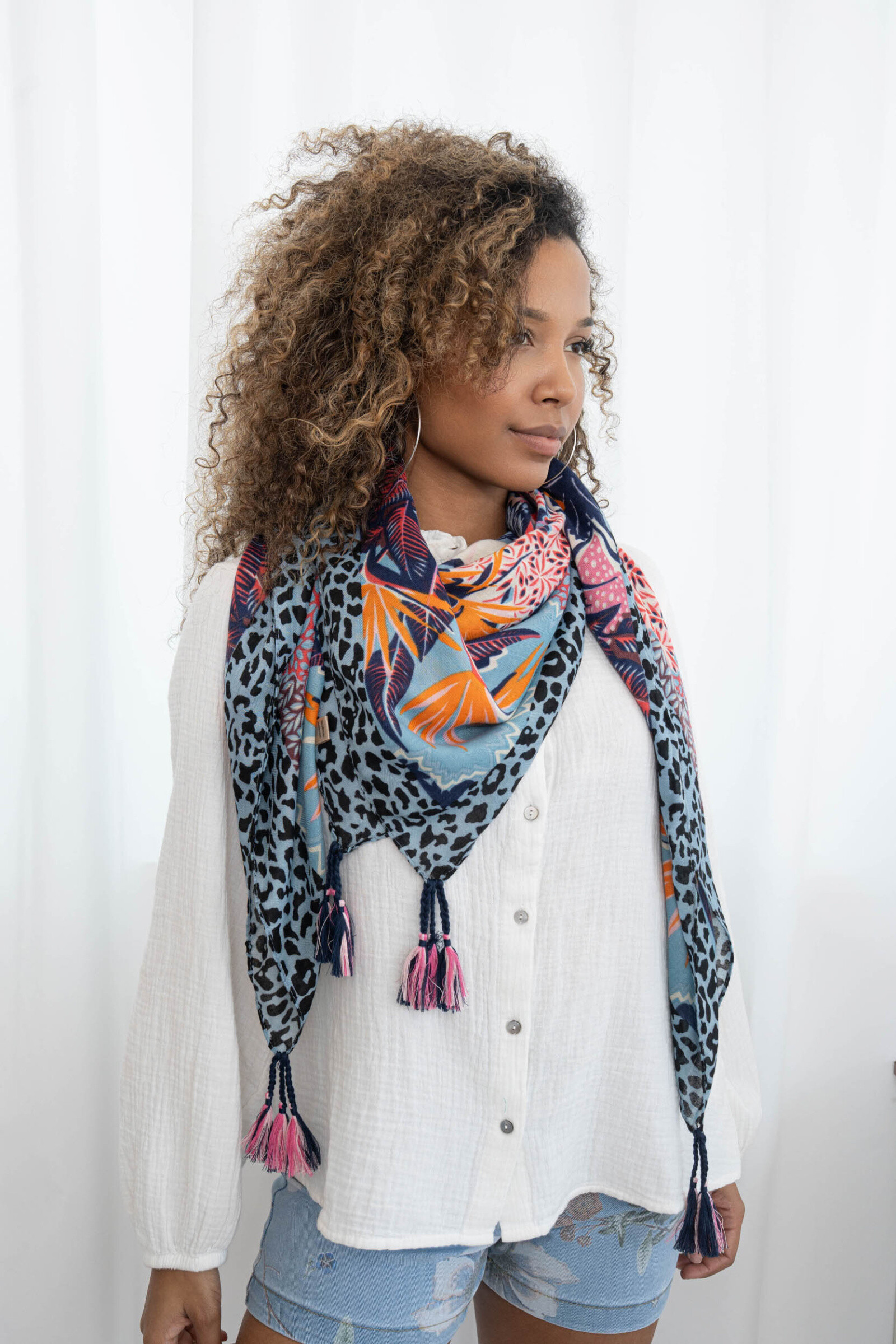 Grossiste M&P Accessoires - Foulard châle carré viscose 130*130cm imprimé avec pompons