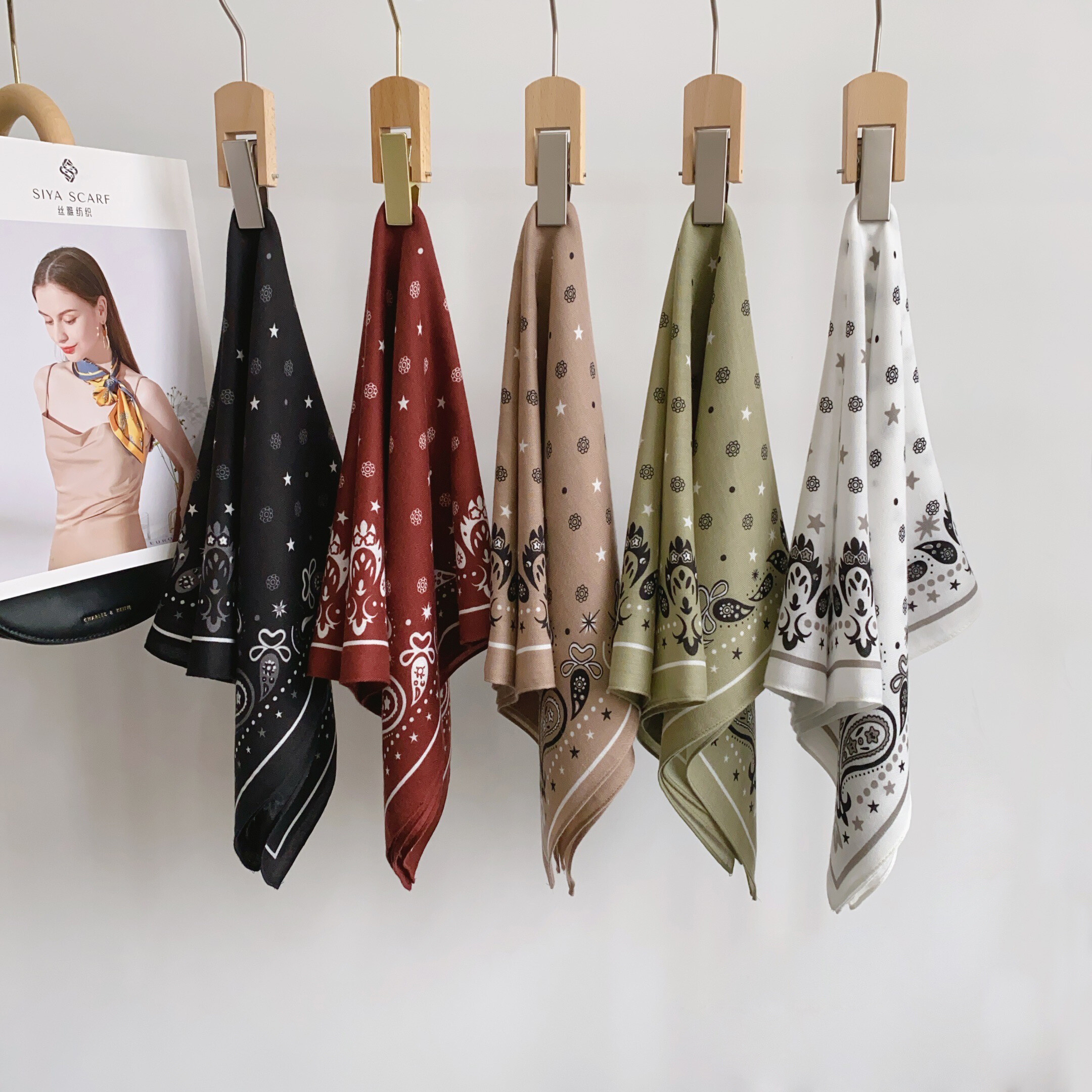 Grossista M&P Accessoires - Sciarpa quadrata in viscosa, 68 x 68 cm, con stampa leopardata