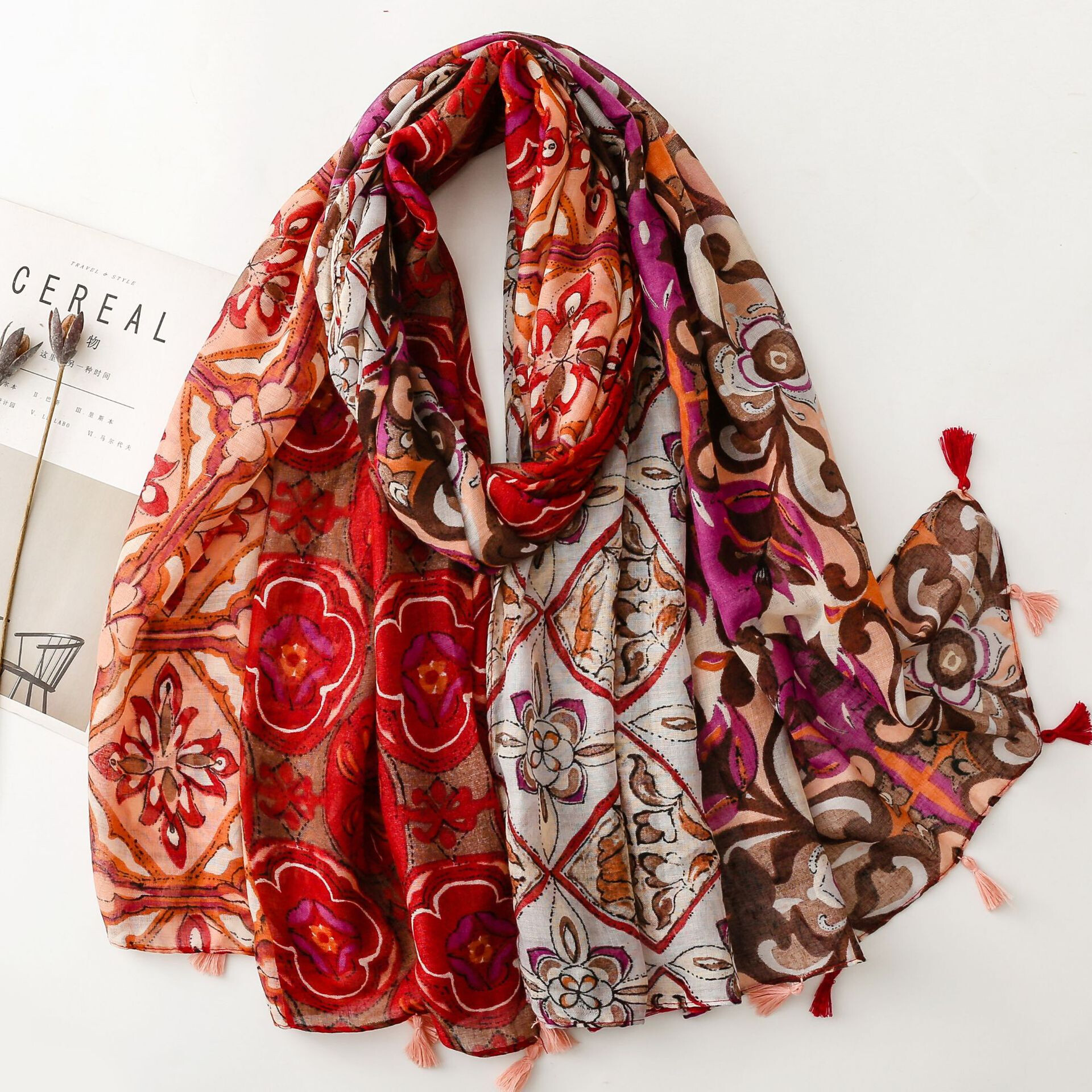 Grossiste M&P Accessoires - Foulard imprimé feuilles avec pompons