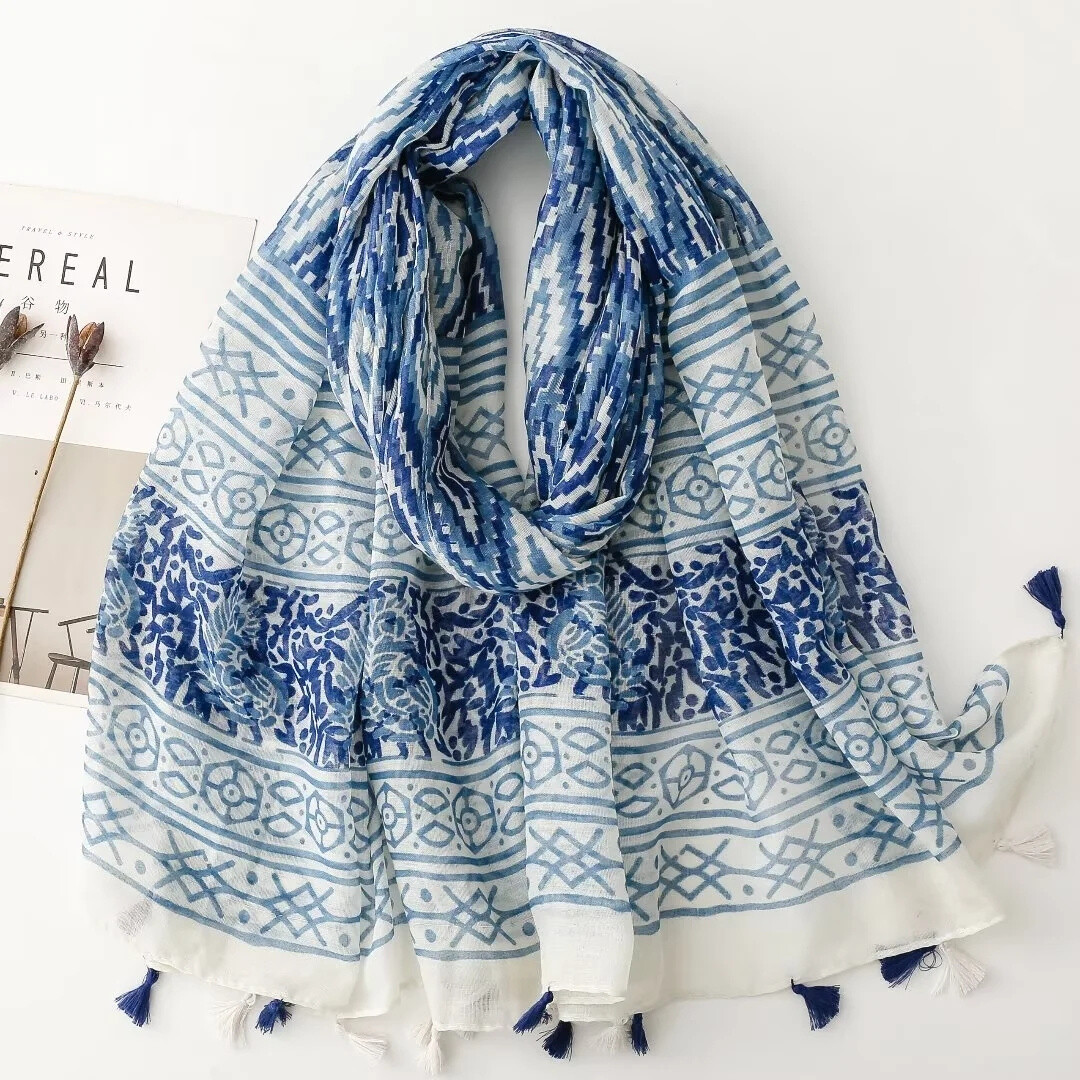 Wholesaler M&P Accessoires - Leaf print scarf with pompoms