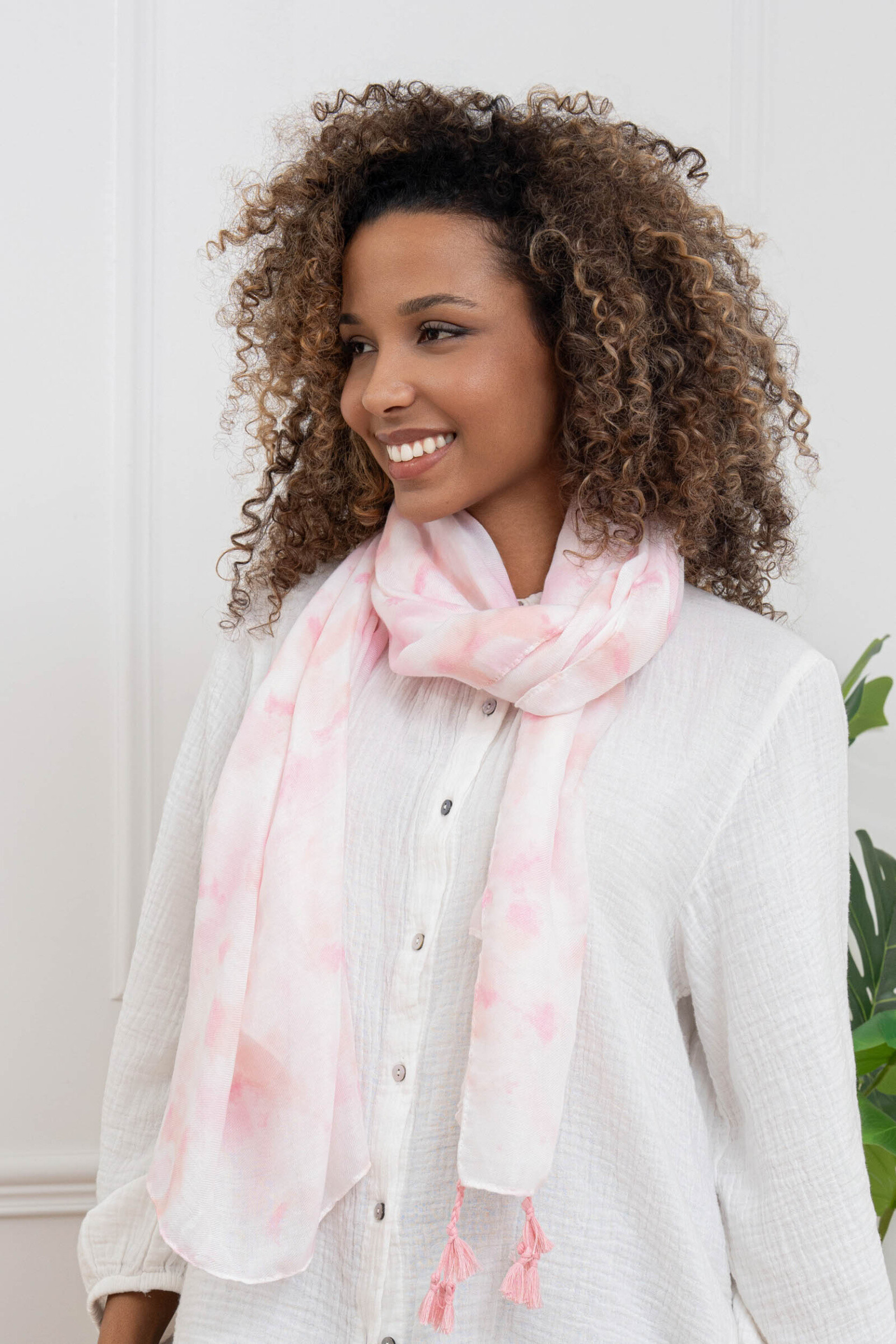 Wholesaler M&P Accessoires - Leaf print scarf with pompoms