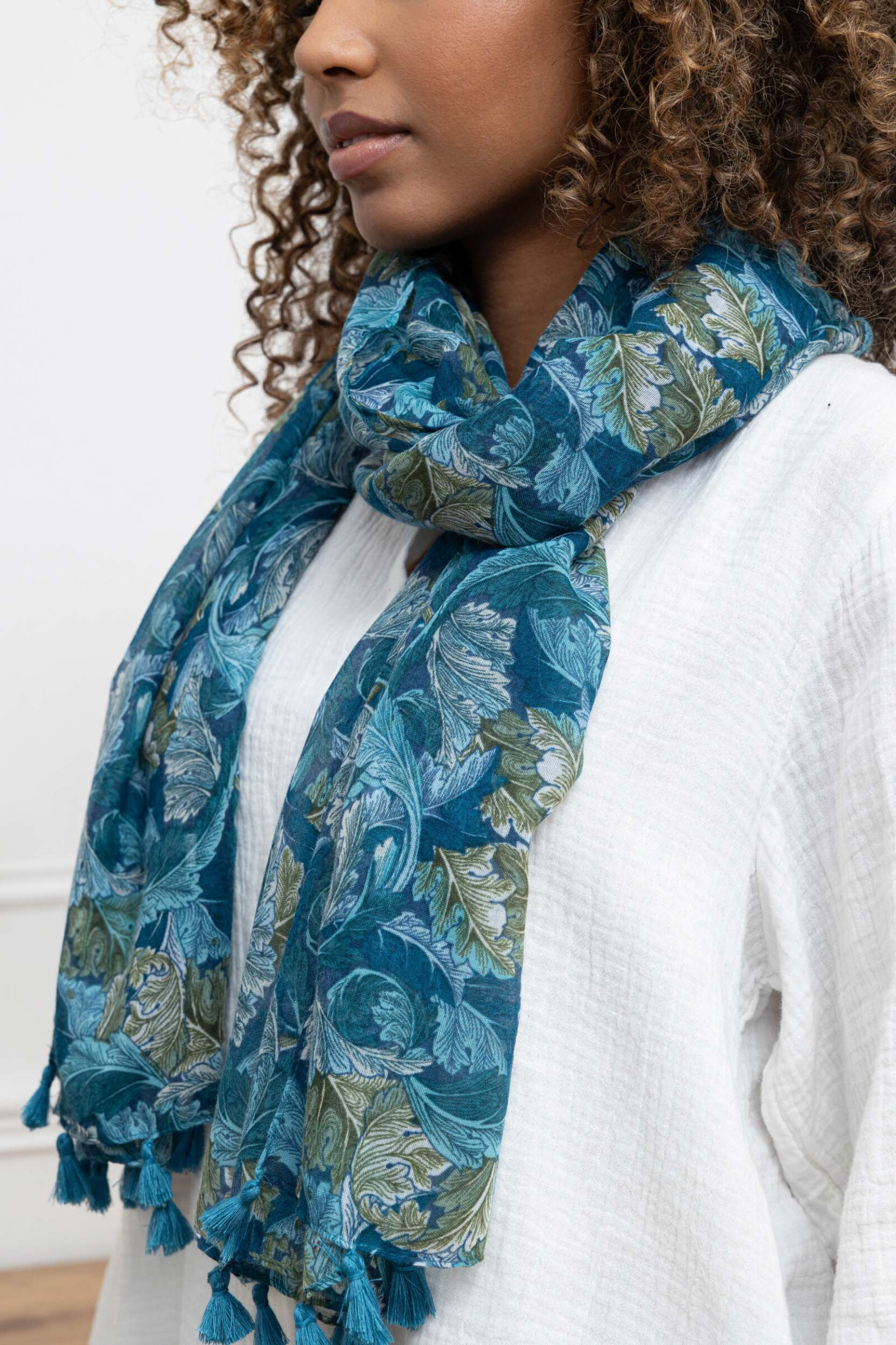 Wholesaler M&P Accessoires - Flower print scarf with pompoms