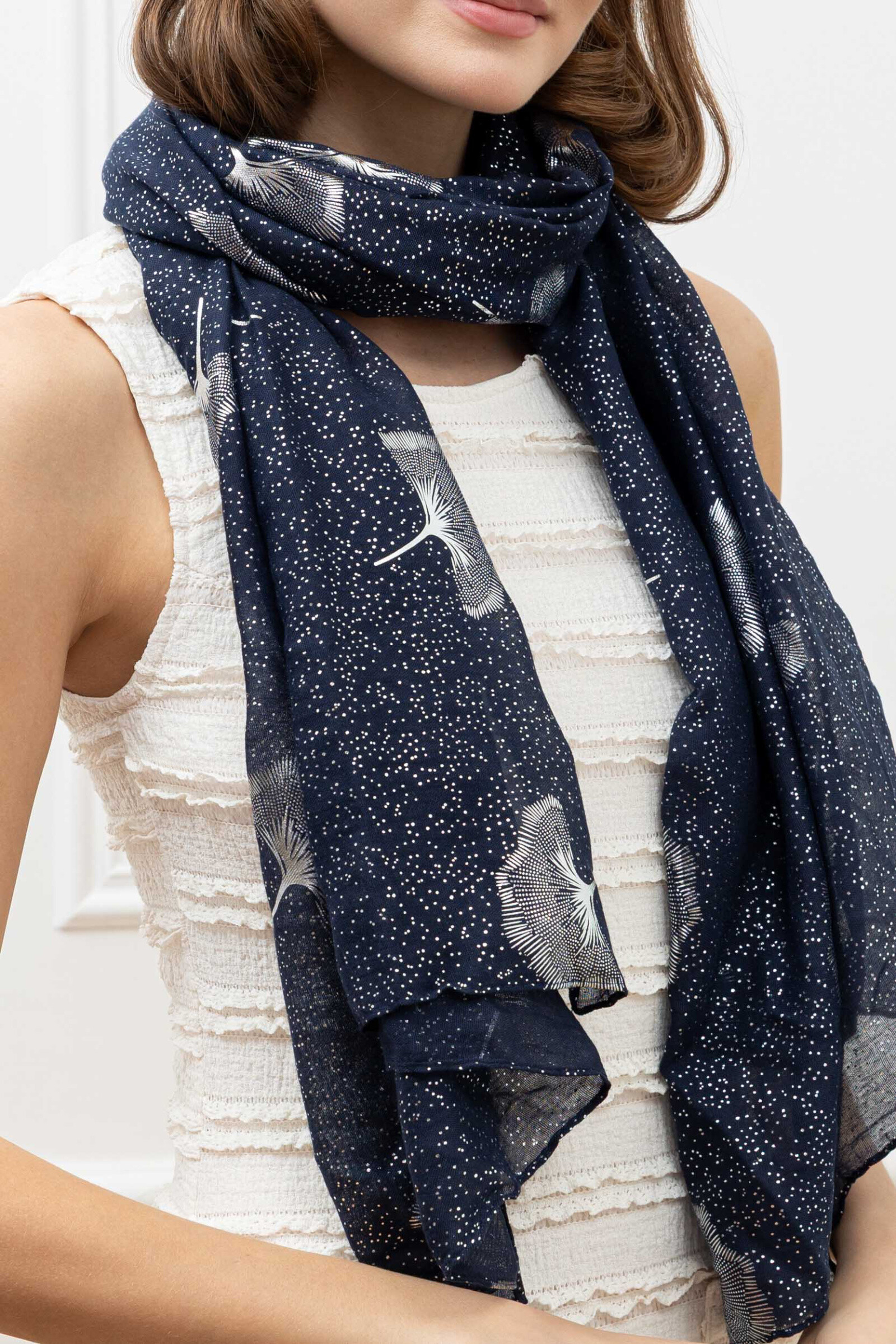 Wholesaler M&P Accessoires - Shiny golden printed scarf with feather pattern