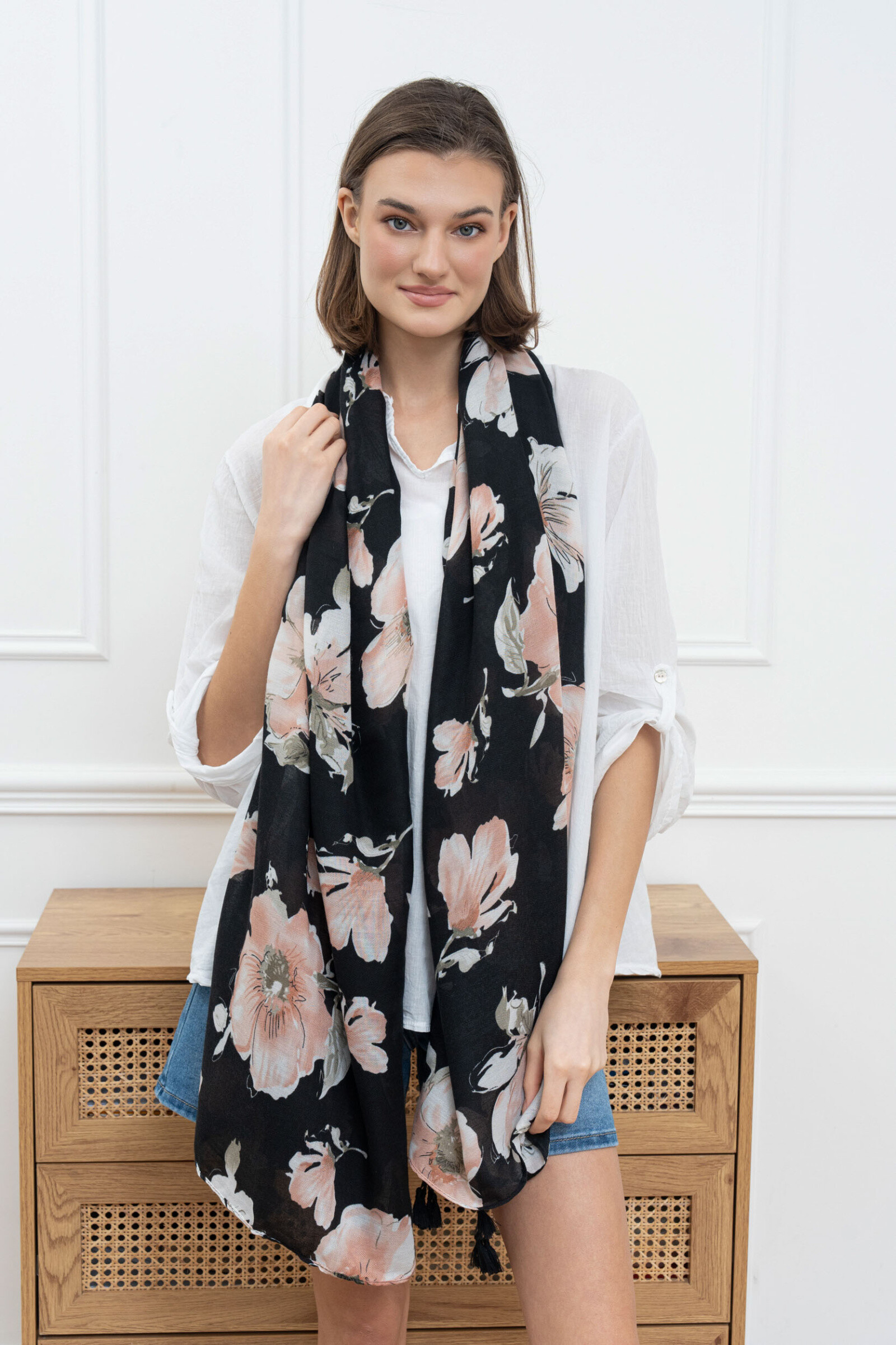 Wholesaler M&P Accessoires - Leaf print scarf with pompoms
