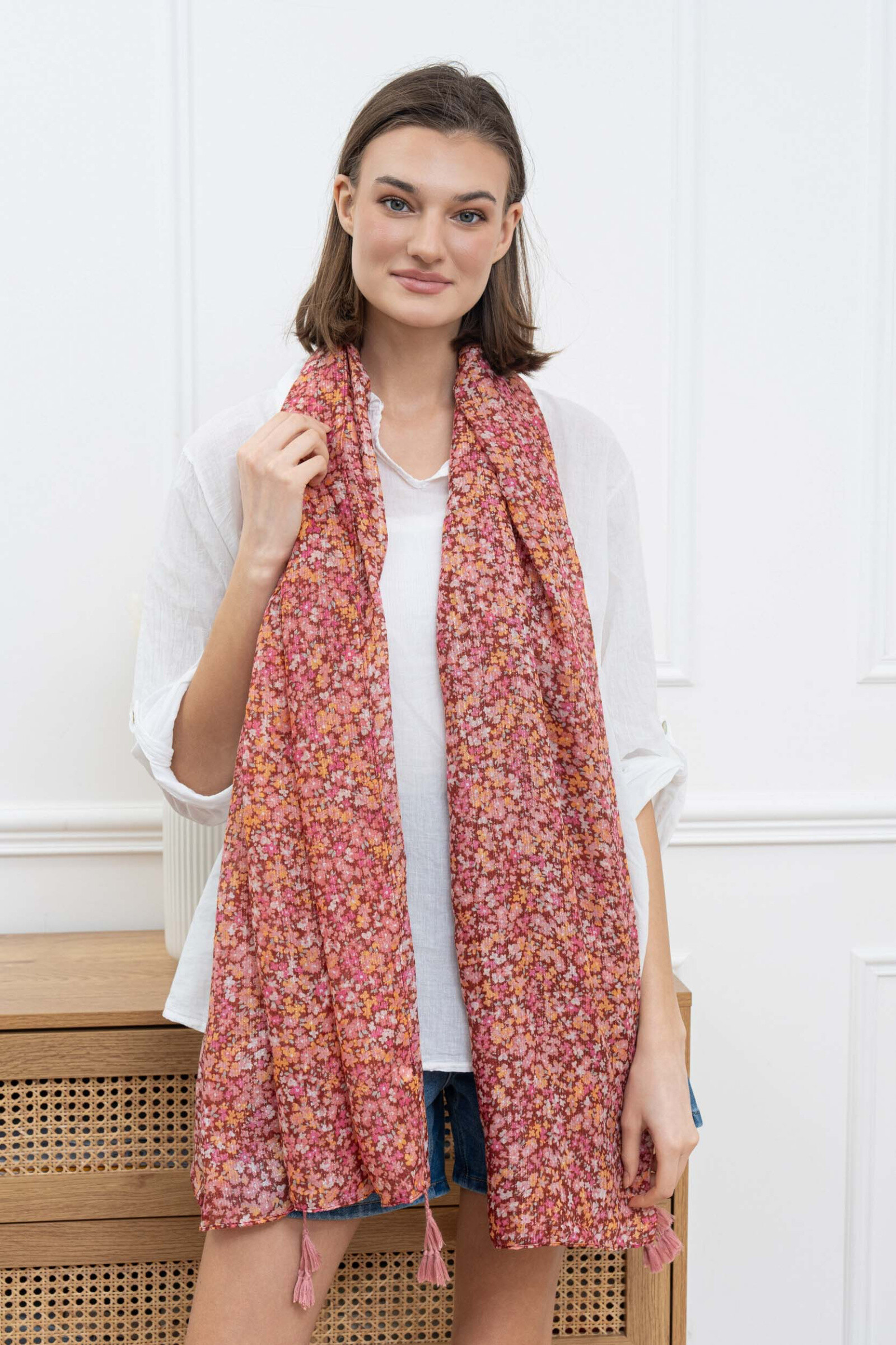 Wholesaler M&P Accessoires - Leaf print scarf with pompoms