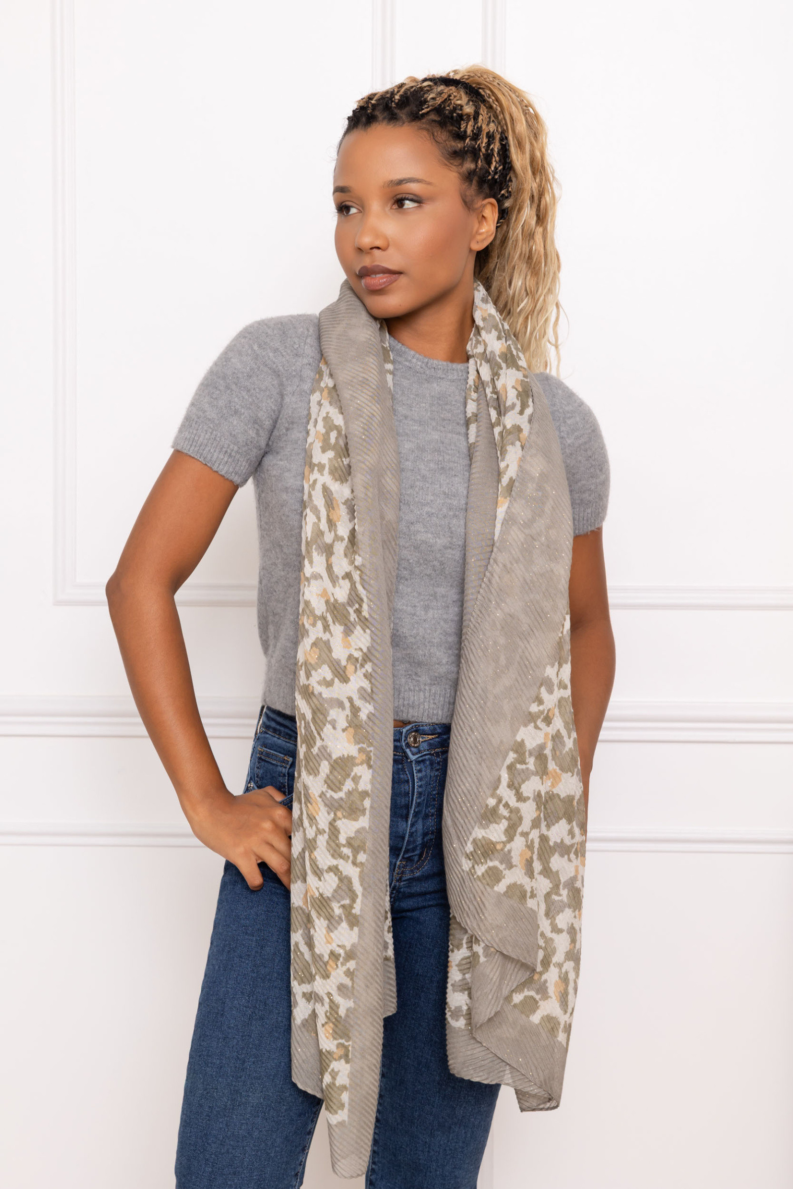 Wholesaler M&P Accessoires - Leopard print pleated scarf with sequins