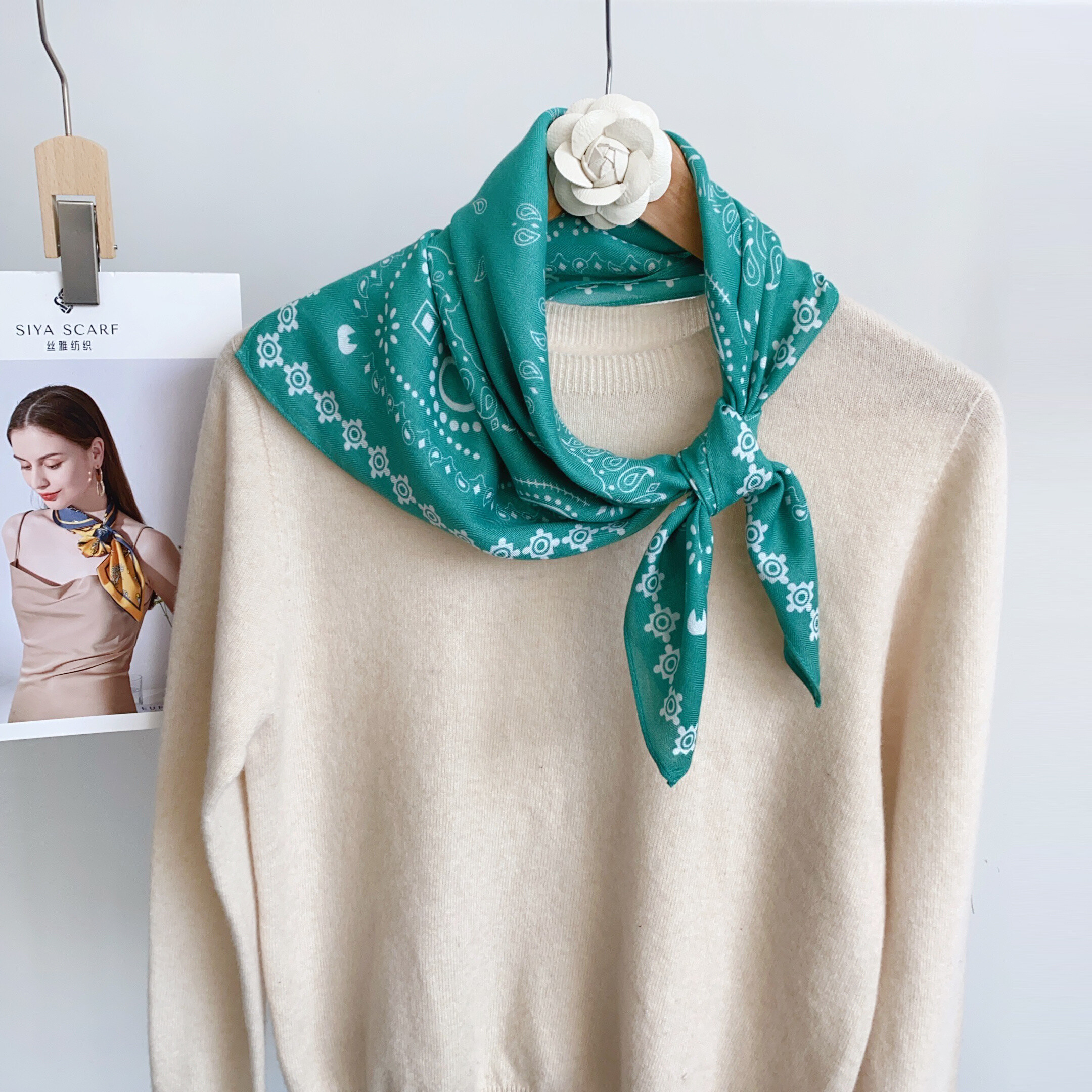 Wholesaler M&P Accessoires - Viscose square scarf 68*68cm leopard pattern print