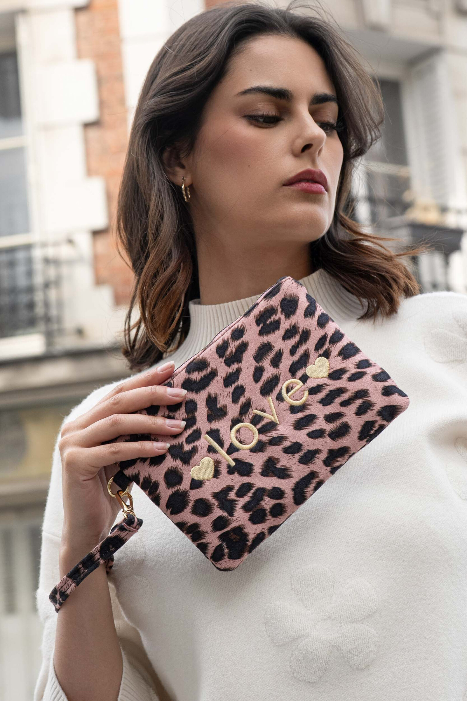 Grossiste M&P Accessoires - Pochette imprimée léopard broderie dorée cœur "LOVE"