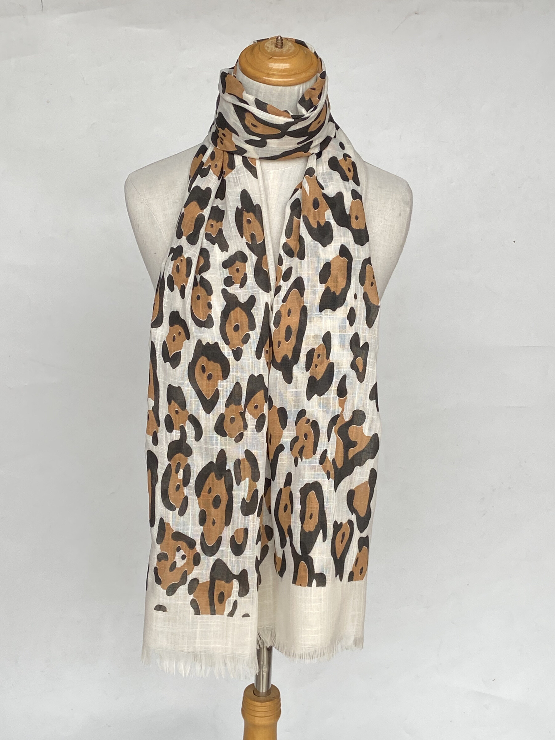 Wholesaler Mac Moda - gold heart print scarf