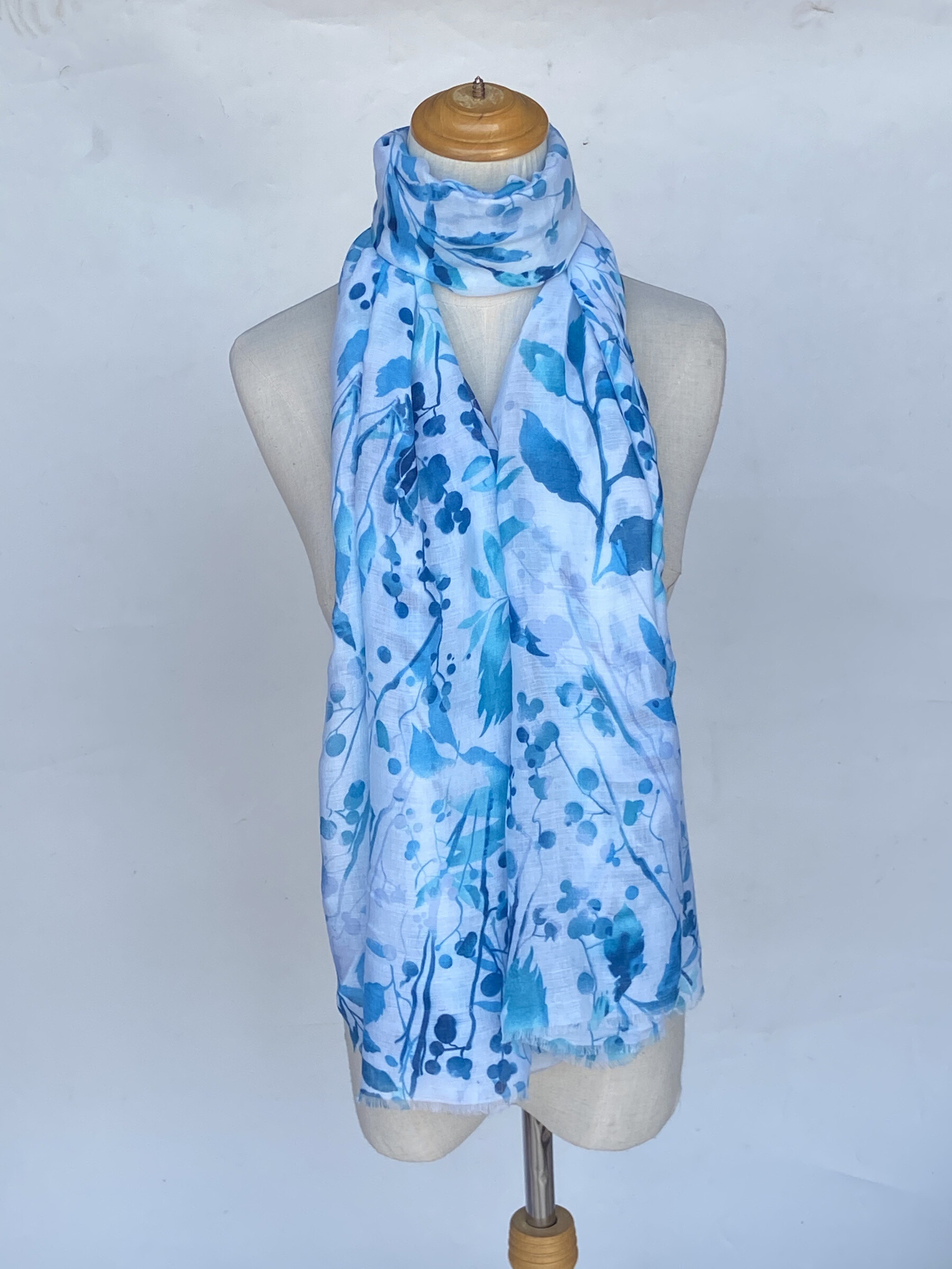 Wholesaler Mac Moda - gold heart print scarf