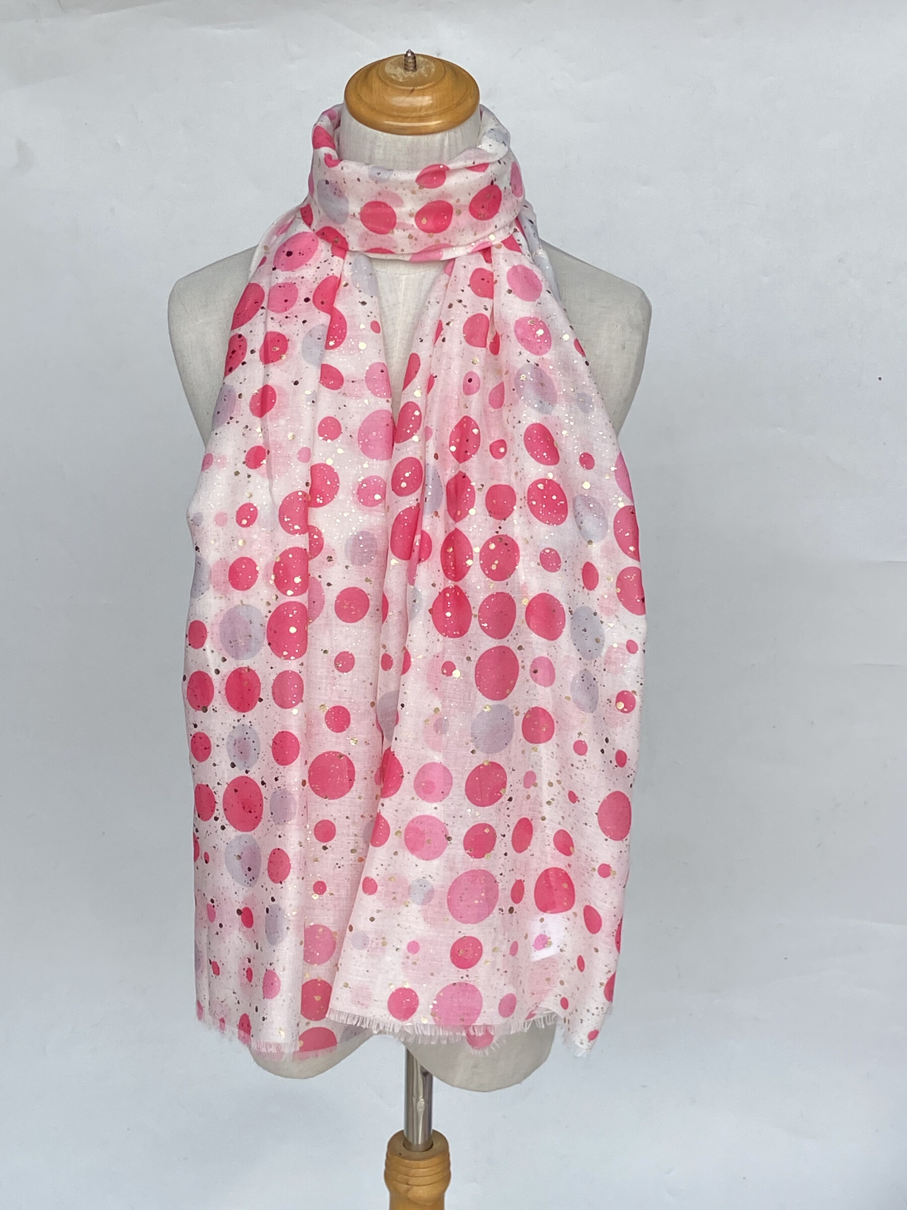 Wholesaler Mac Moda - gold heart print scarf
