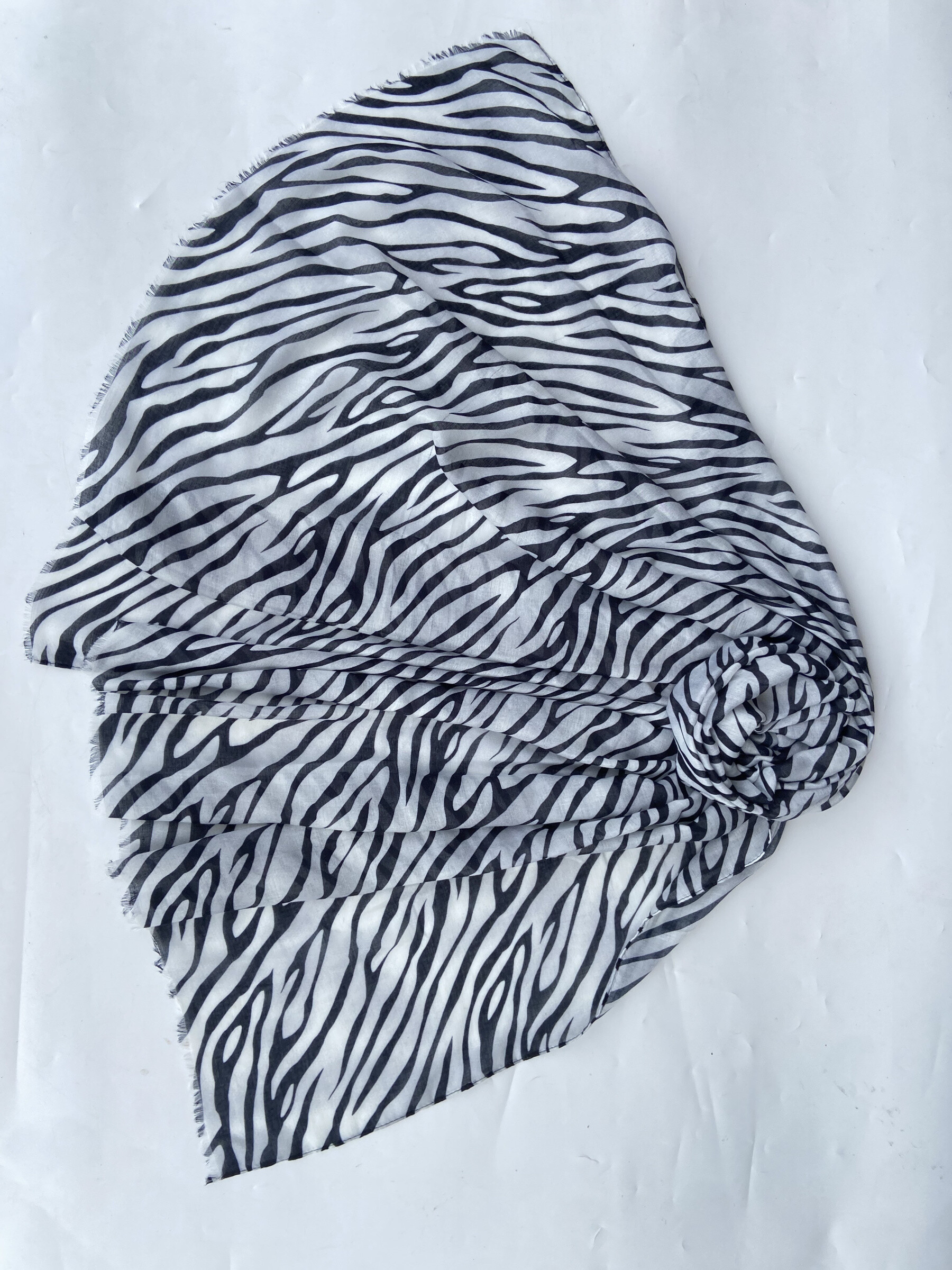 Wholesaler Mac Moda - gold heart print scarf