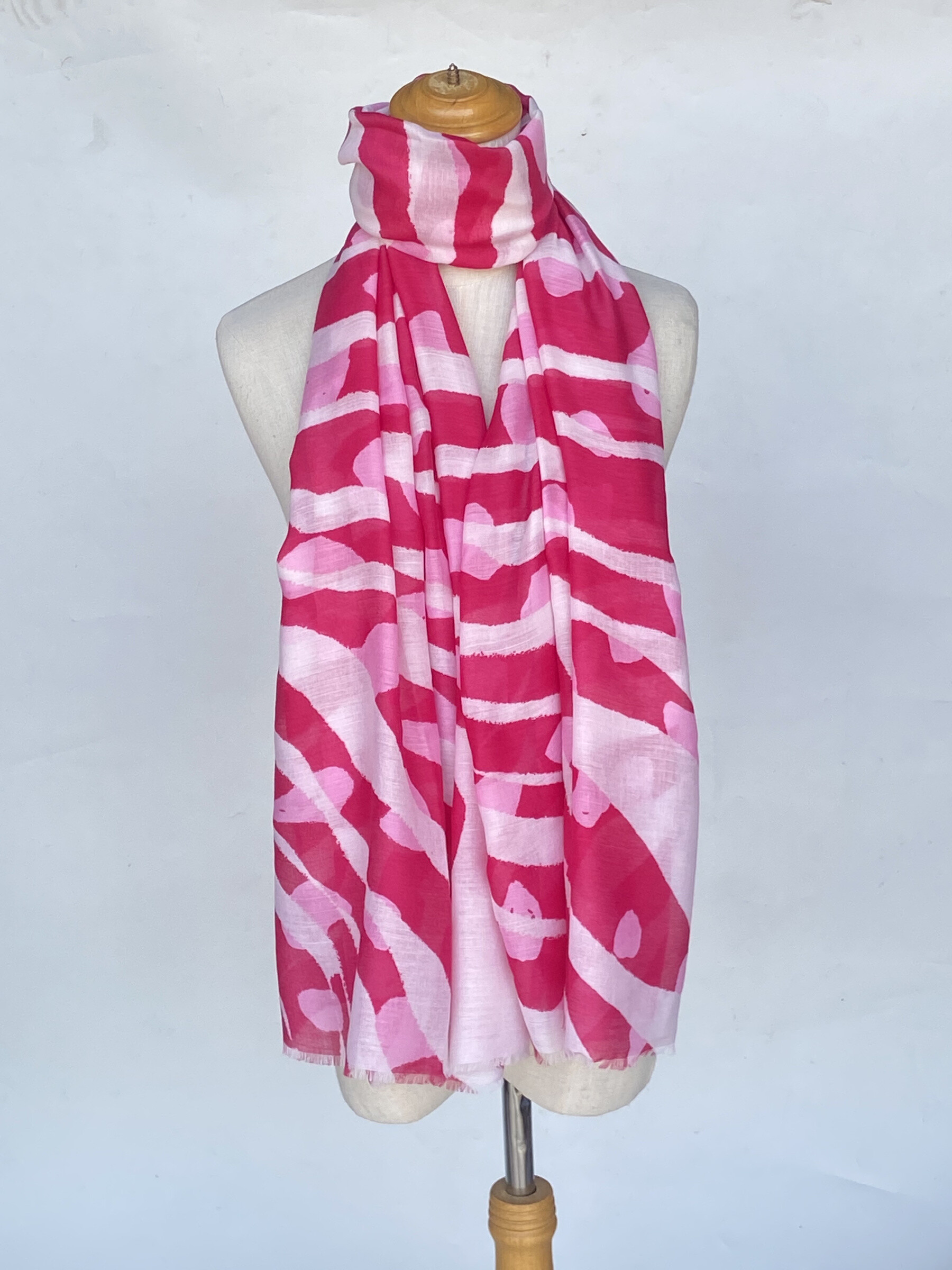 Wholesaler Mac Moda - gold heart print scarf
