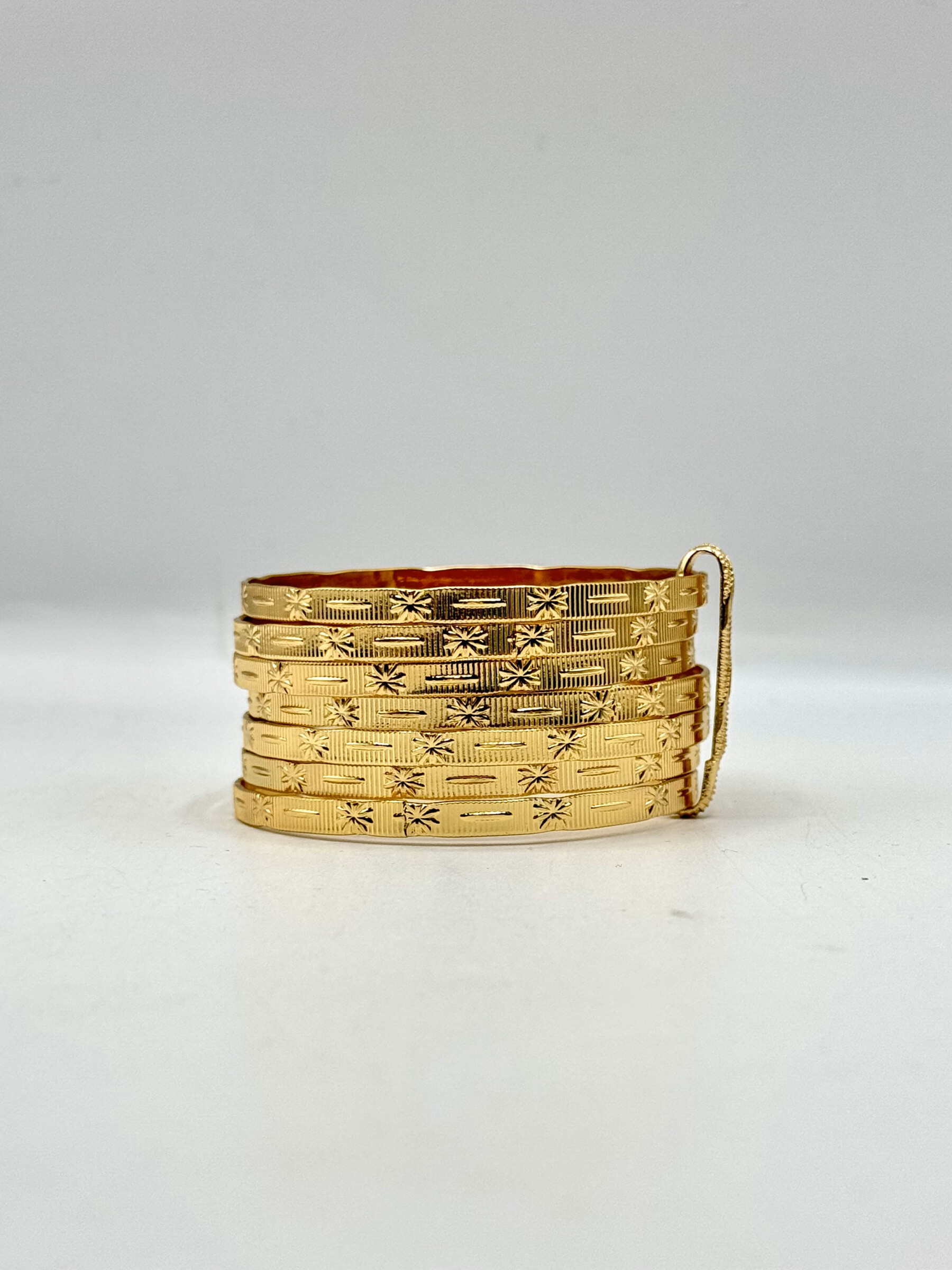Wholesaler MAD ACCESSORIES - Rigid herdswept bracelet with patterns.