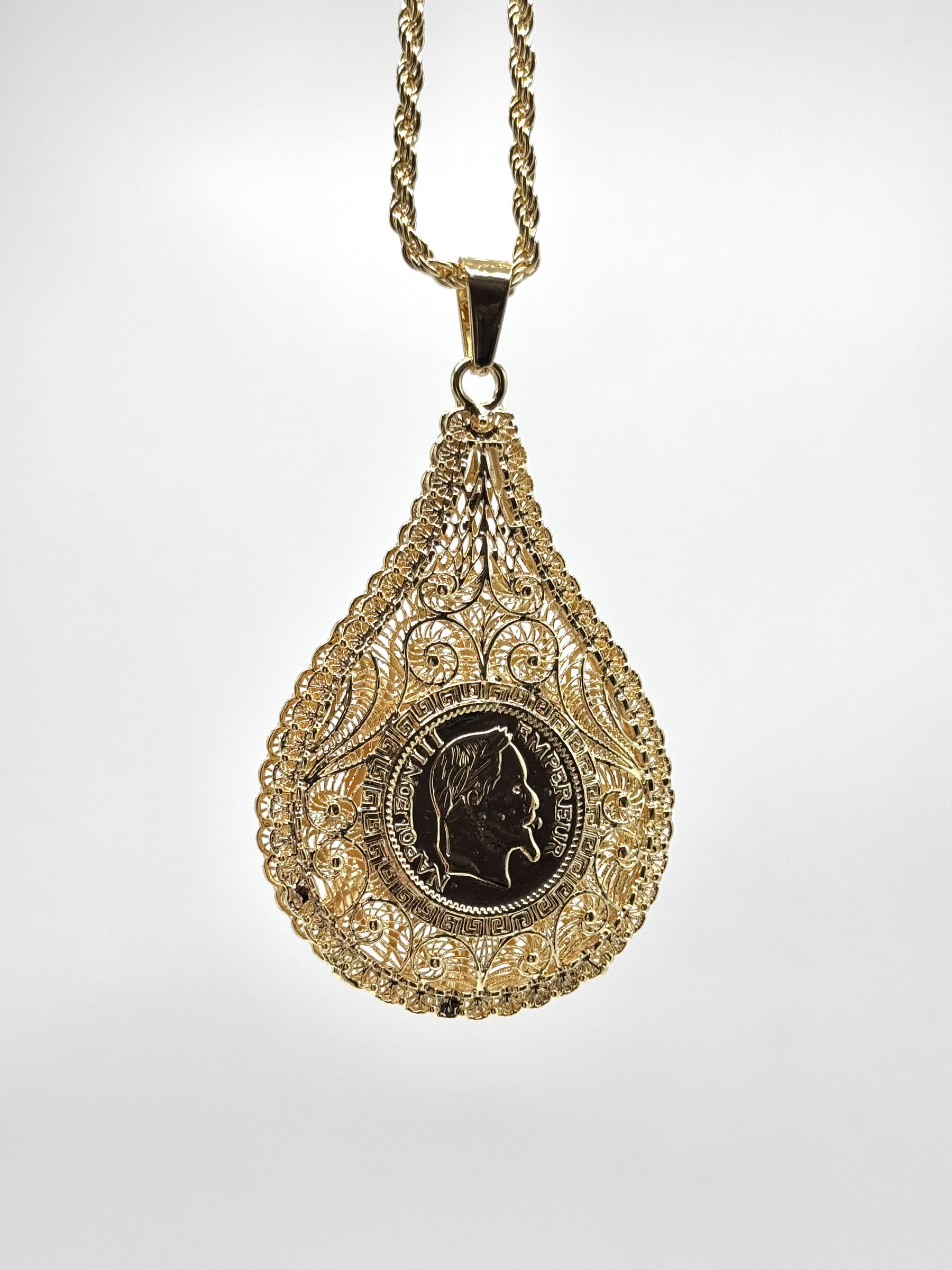 Wholesaler MAD ACCESSORIES - Oriental pear pendant necklace