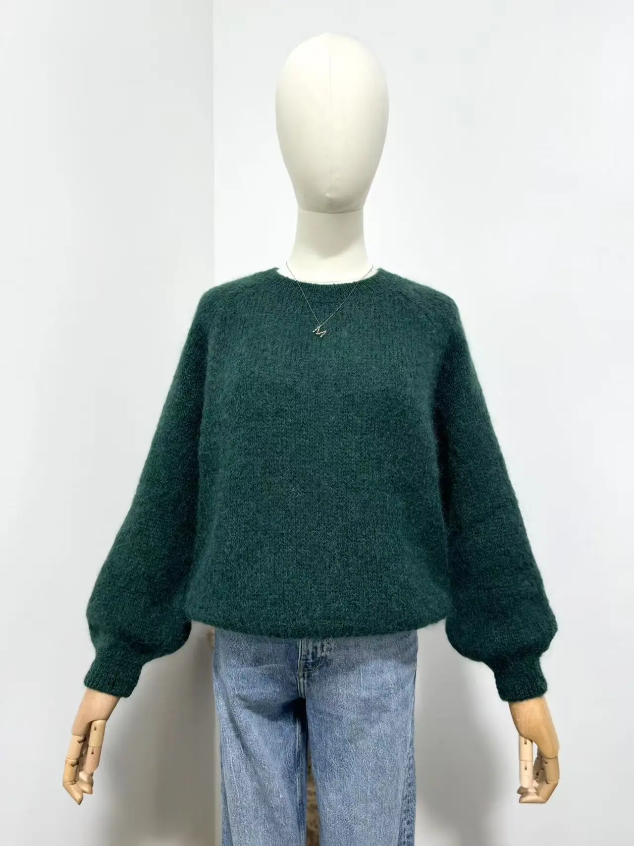 Découvrez ce pull doux et élégant, confectionné avec 40% de kid mohair, une fibre légère et chaleureuse idéale pour affronter l’hiver avec style et confort. Sa maille délicate offre une texture soyeuse et une isolation naturelle, parfaite pour vous garder au chaud sans compromis sur la légèreté. L'encolure ronde apporte une touche classique et raffinée, facile à assortir avec vos tenues préférées, que ce soit pour un look décontracté ou plus habillé. Un essentiel cosy et chic à adopter cette saison !