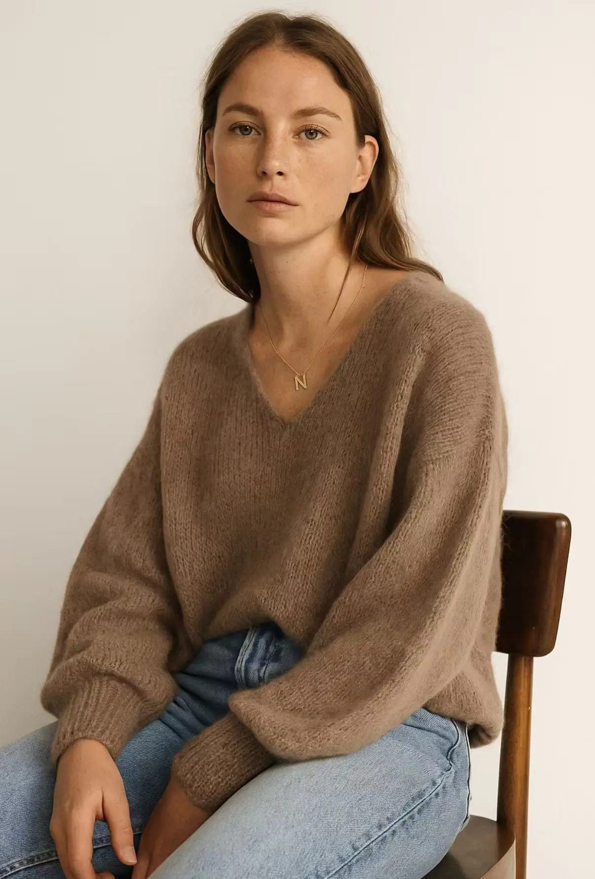Pull col V en kid mohair, fluffy et oversize. Sa maille vaporeuse et duveteuse offre une douceur aérienne et une allure décontractée mais élégante.