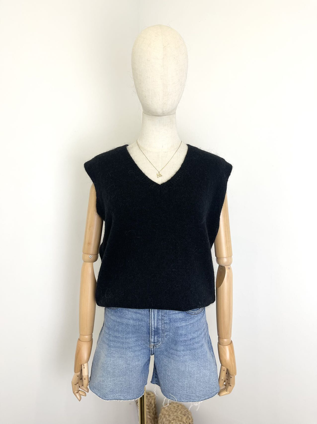 Wholesaler Maëlys Paris - Sleeveless V-neck sweater in 30% baby alpaca