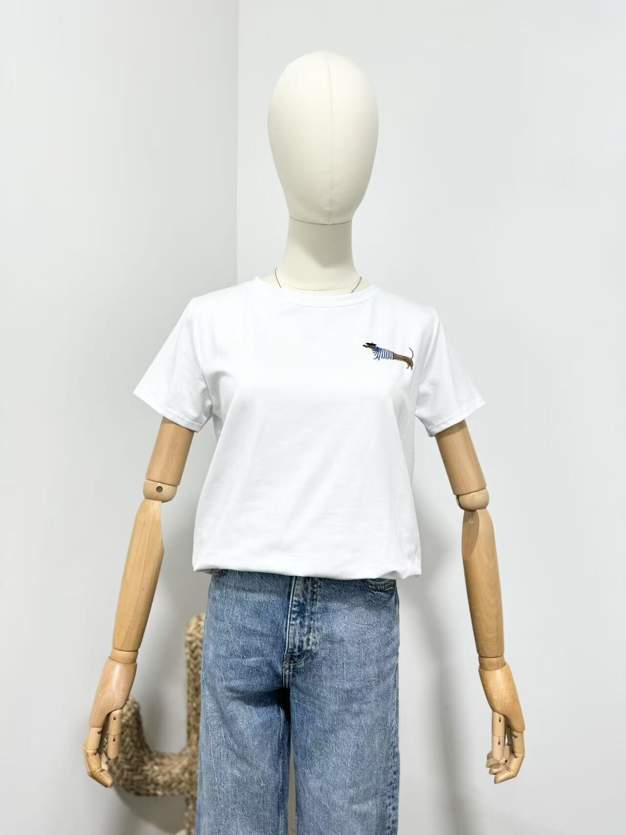 Grossiste Maëlys Paris - T-shirt brodé teckel, chien saucisse