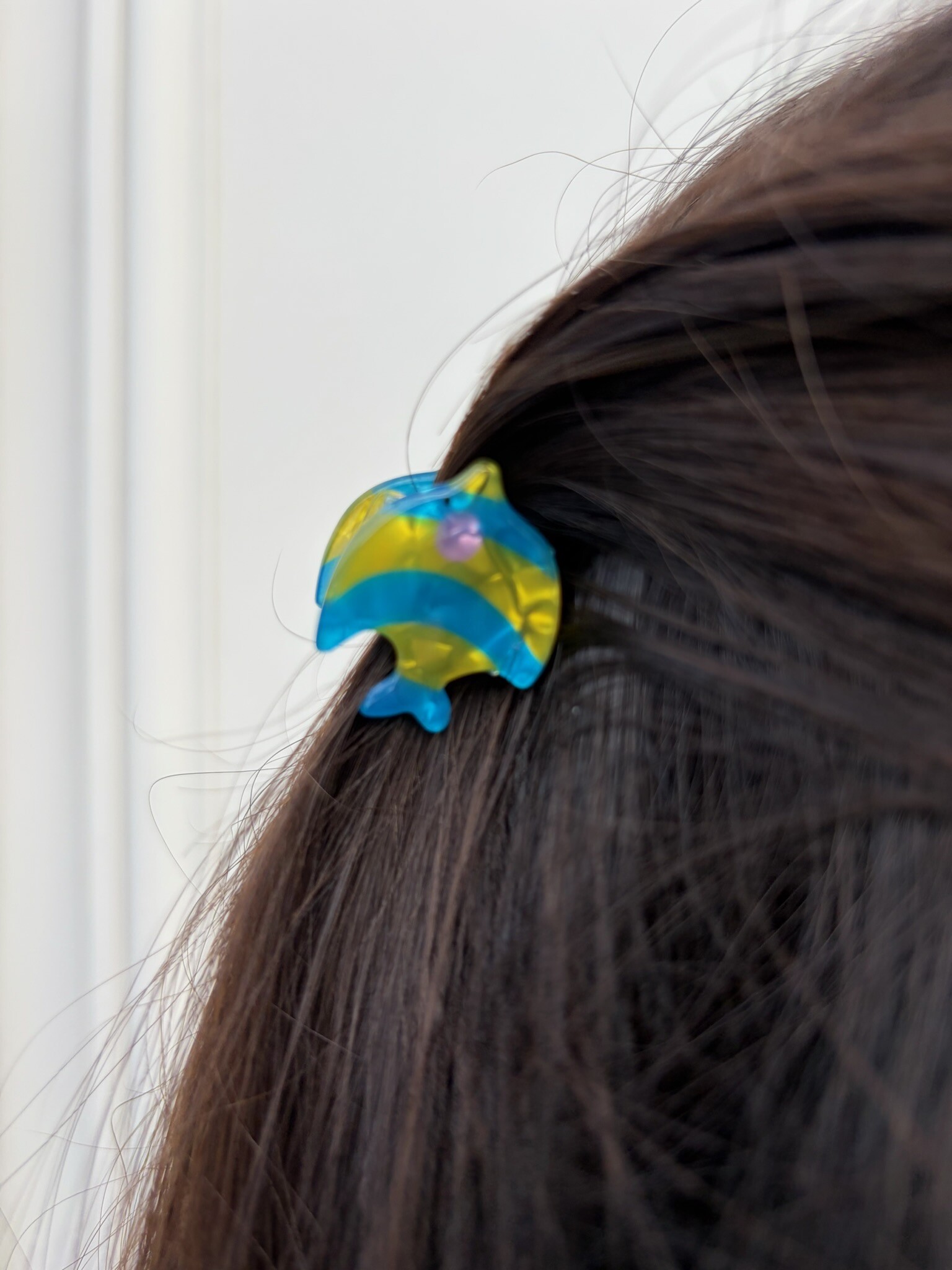 Grossista MAISON OKAMI - Fermaglio per capelli a forma di pesce con motivo colorato