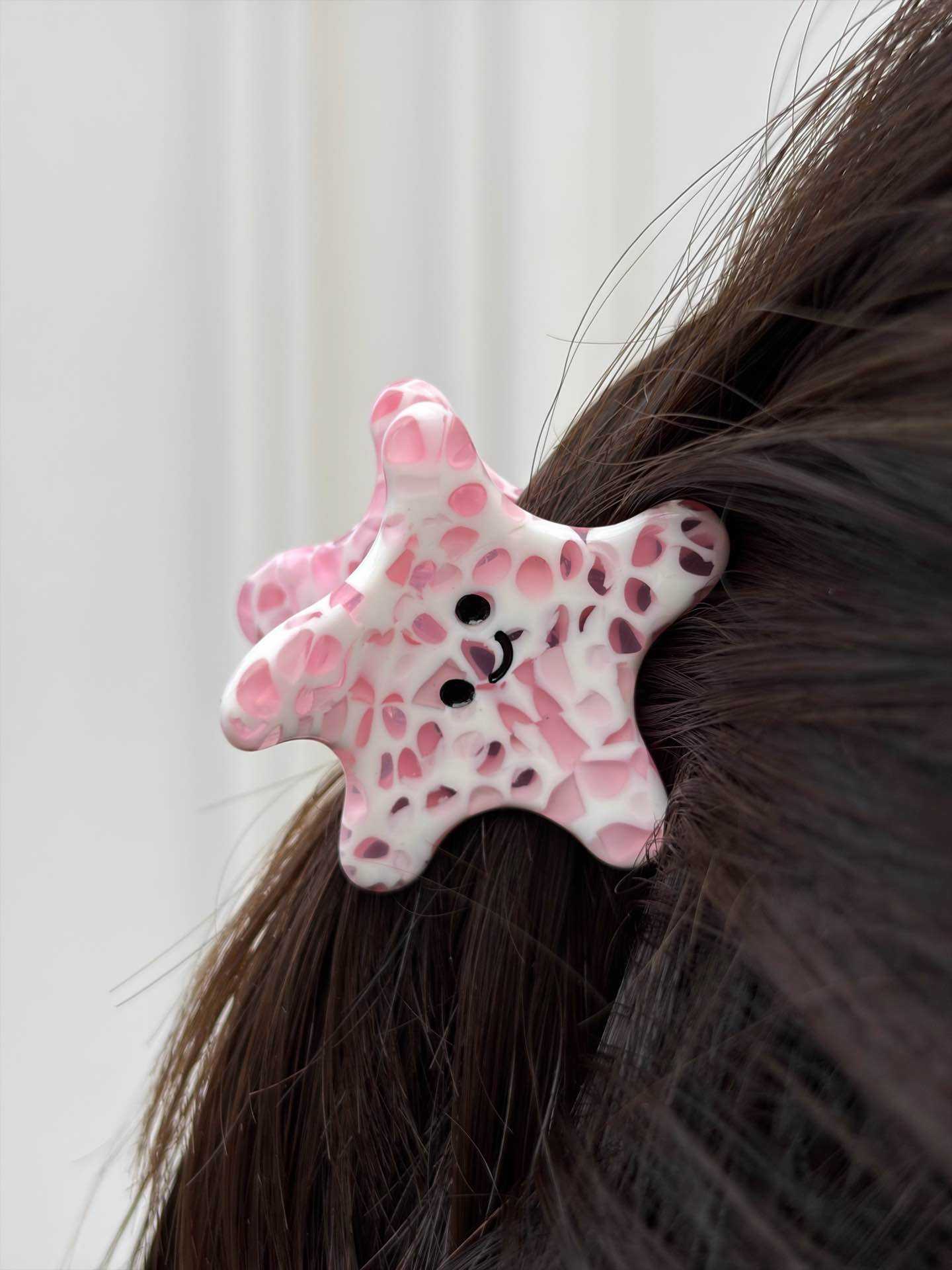 Grossiste MAISON OKAMI - Barrette en forme d'étoile de mer avec motif texturé