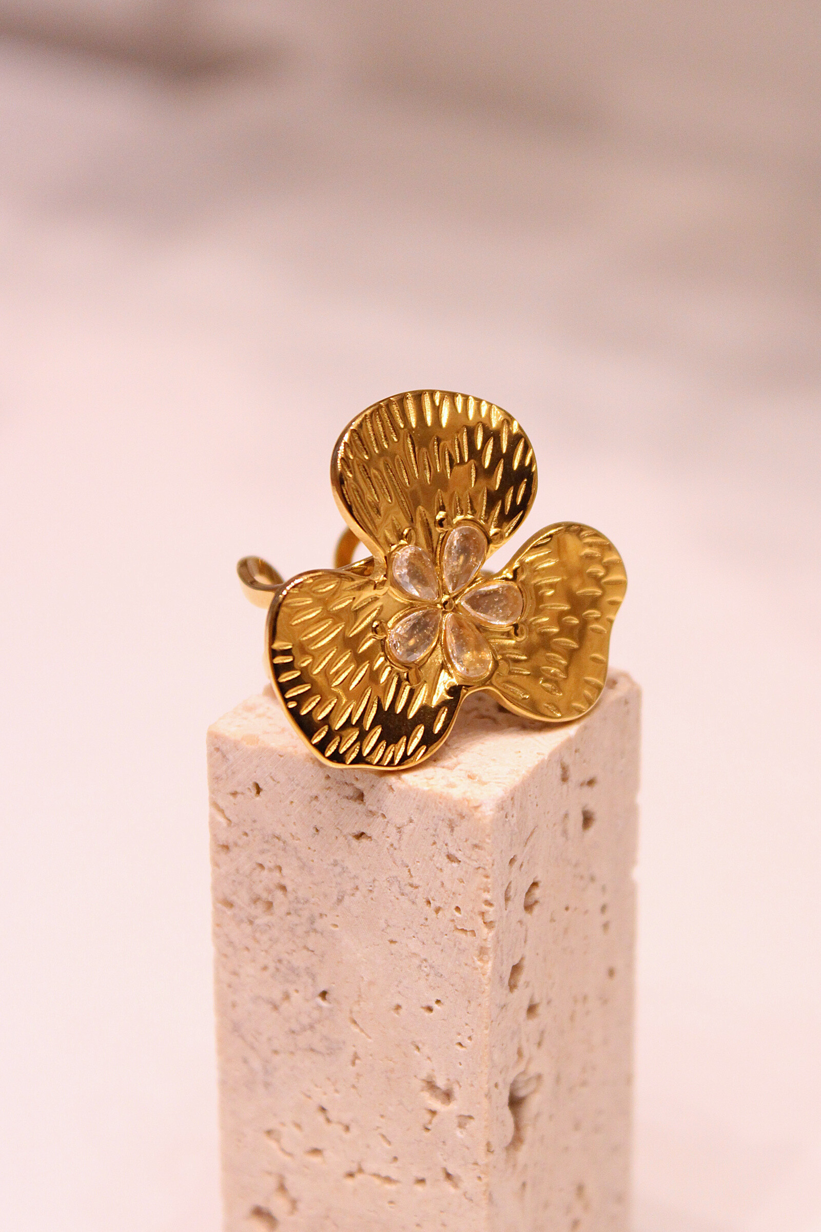 Wholesaler MAISON OKAMI - Textured flower gold brass ring - by Maison Okami