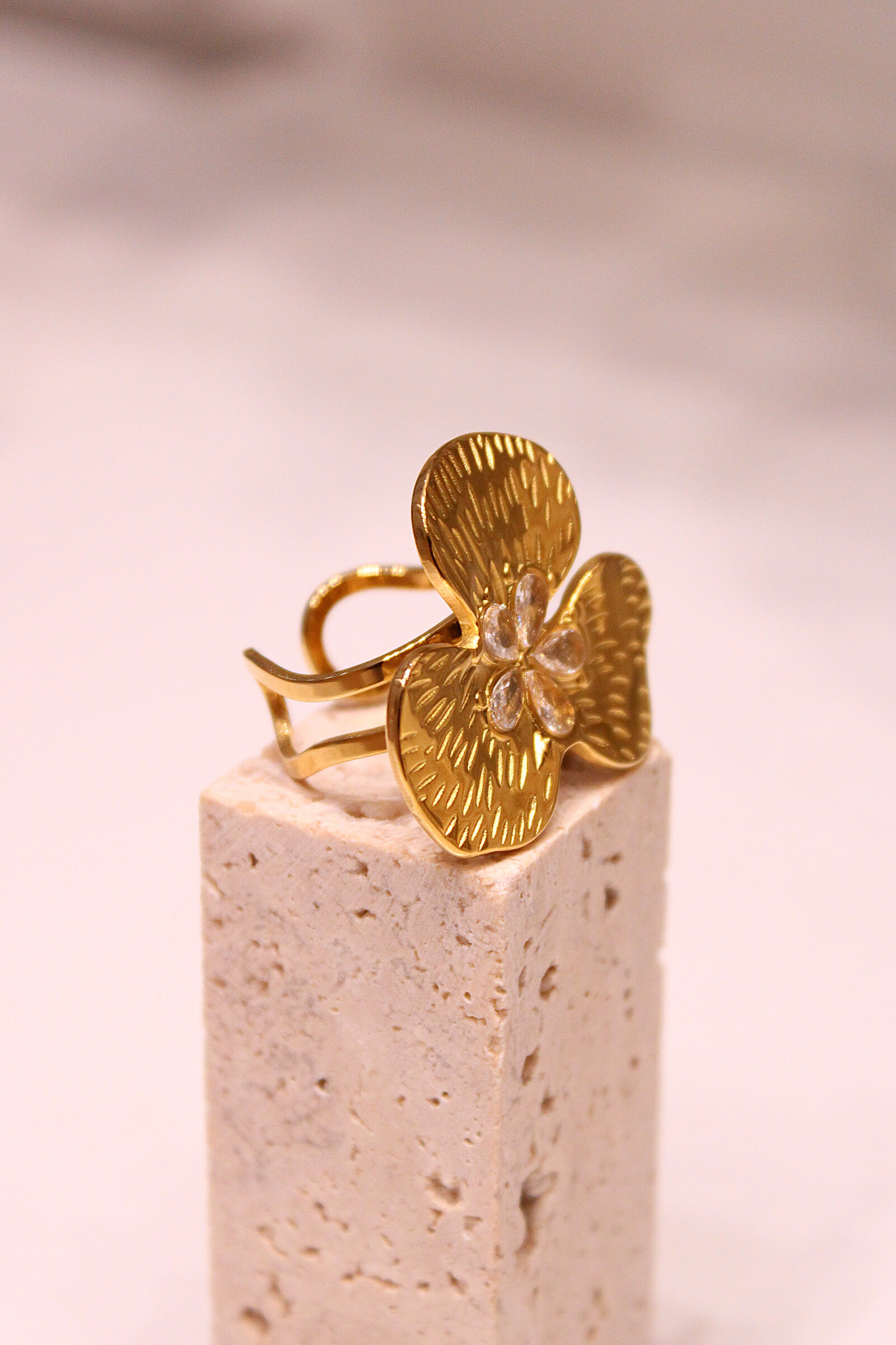 Grossiste MAISON OKAMI - Bague en  doré fleur texturée - par Maison Okami