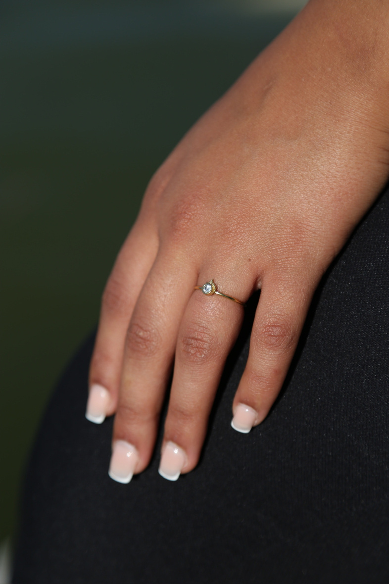 Großhändler MAISON OKAMI - Feiner Ring aus goldenem Messing mit Stein – Elegance von Maison Okami