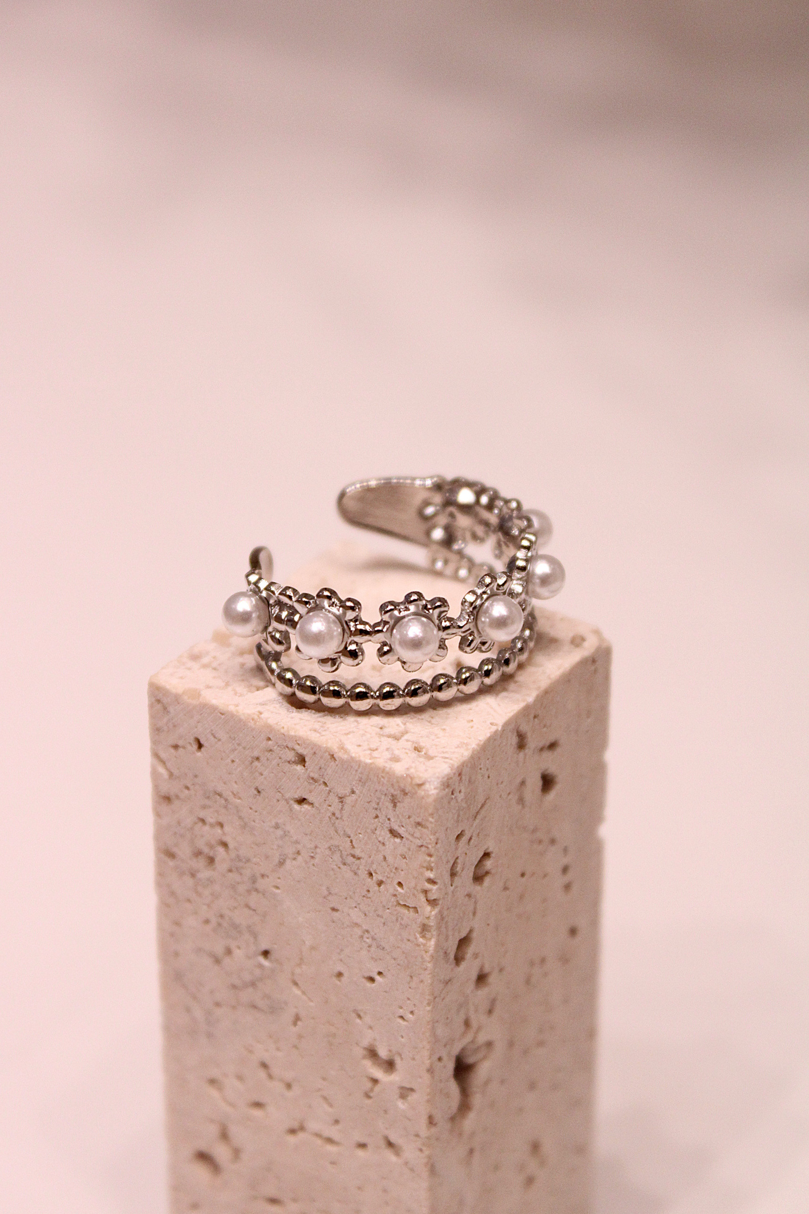 Wholesaler MAISON OKAMI - Golden brass ring with pearls - Classic elegance by Maison Okami