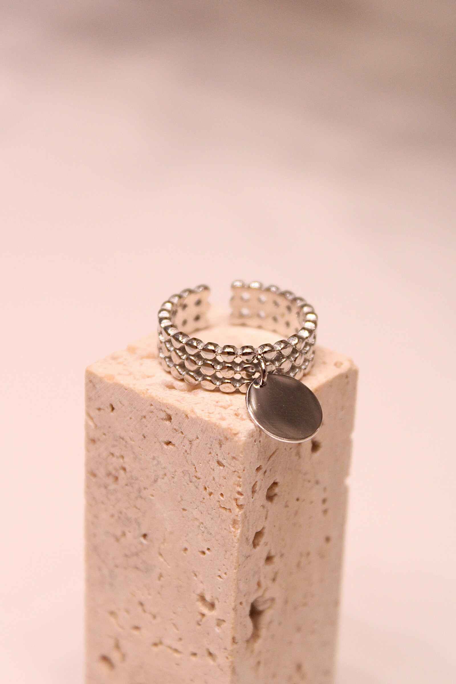 Grossista MAISON OKAMI - Anello in ottone dorato con medaglione - Eleganza moderna della Maison Okami