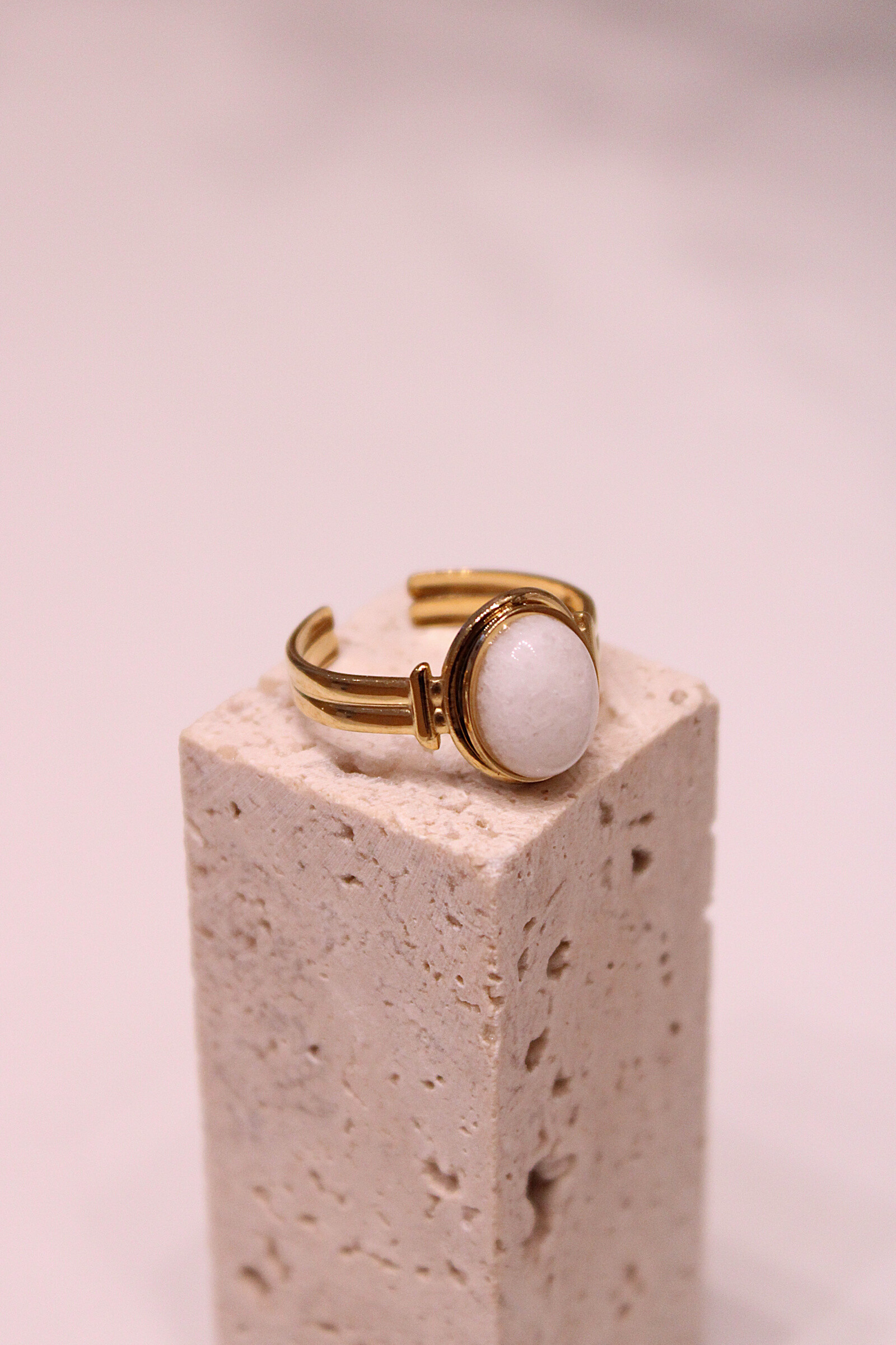 Großhändler MAISON OKAMI - Goldener Messingring mit ovalem Naturstein – von Maison Okami