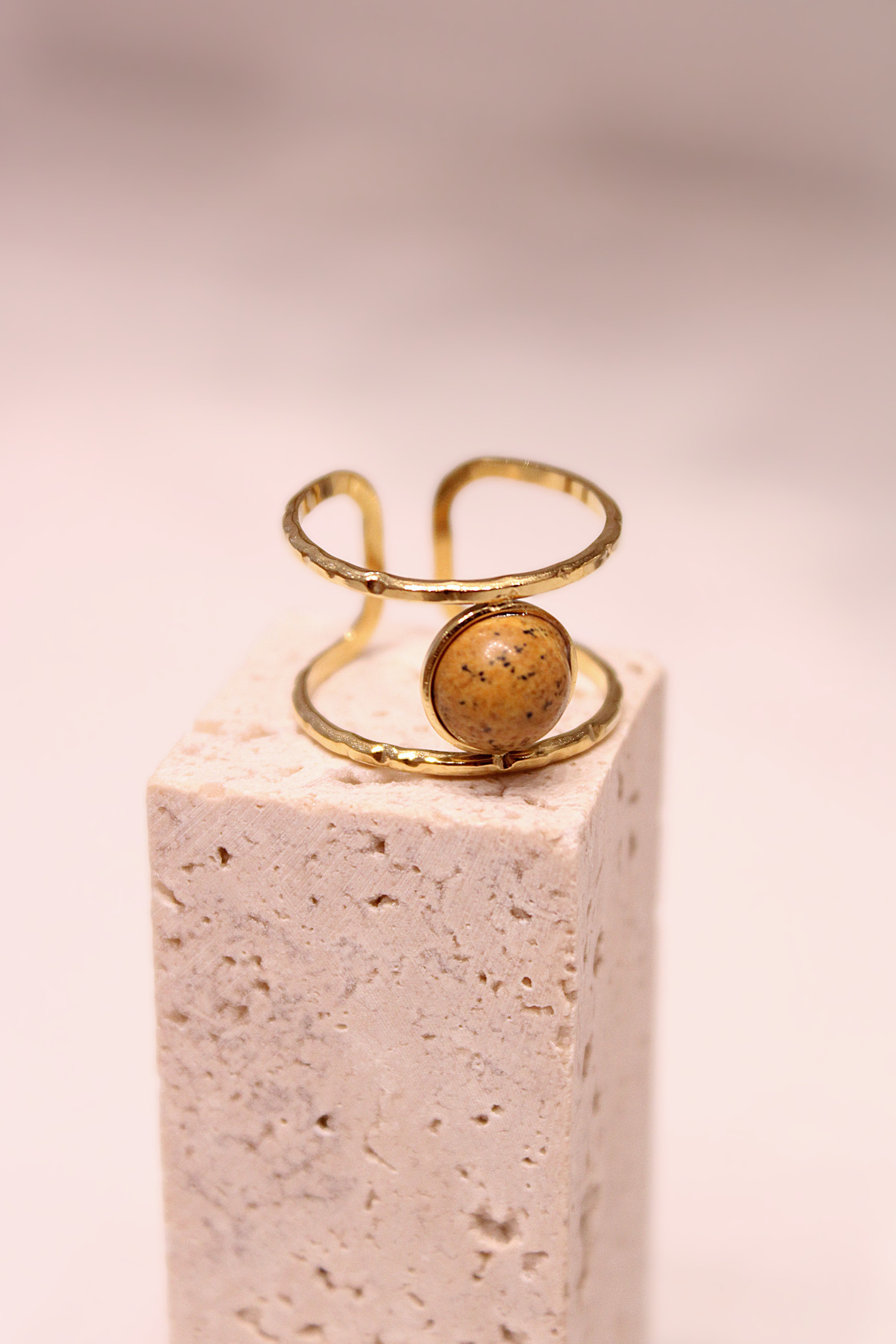 Wholesaler MAISON OKAMI - Golden brass ring with round natural stone - by Maison Okami