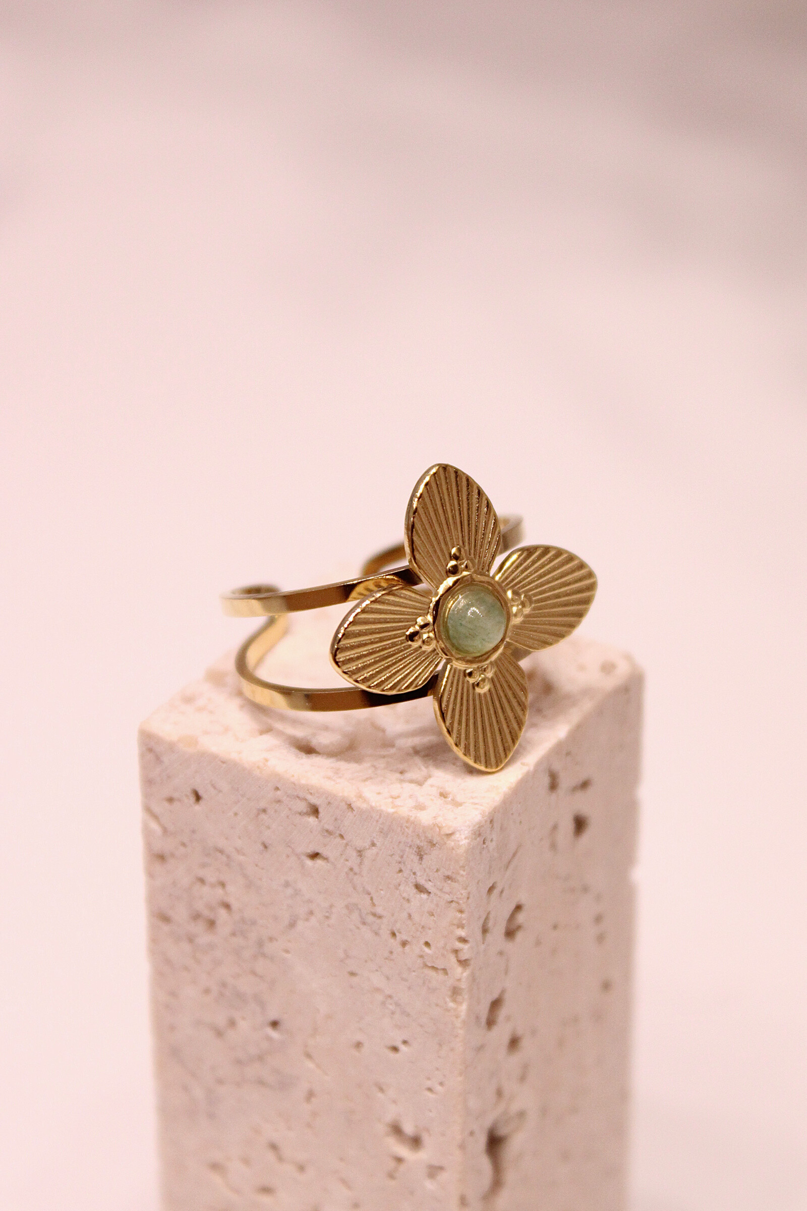 Wholesaler MAISON OKAMI - Gold brass flower pattern ring - Natural style by Maison Okami