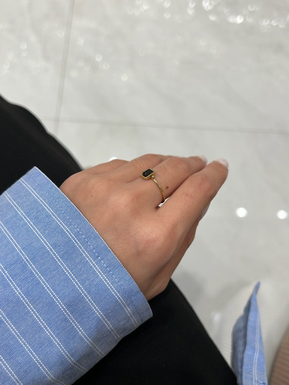 Grossiste MAISON OKAMI - Bague rectangle en pierre avec monture dorée.