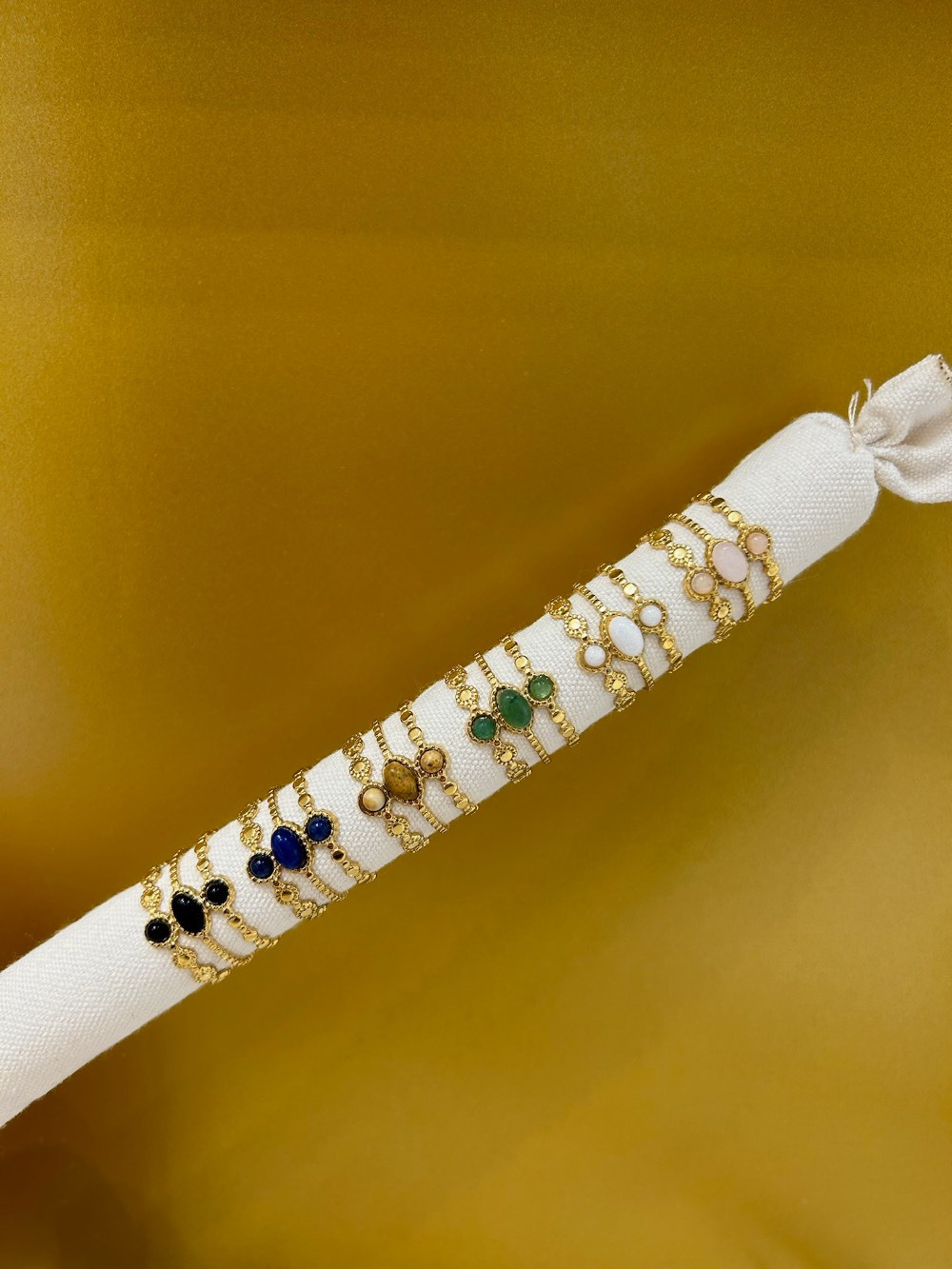 Grossiste MAISON OKAMI - Bague fine en pierre avec détails dorés.