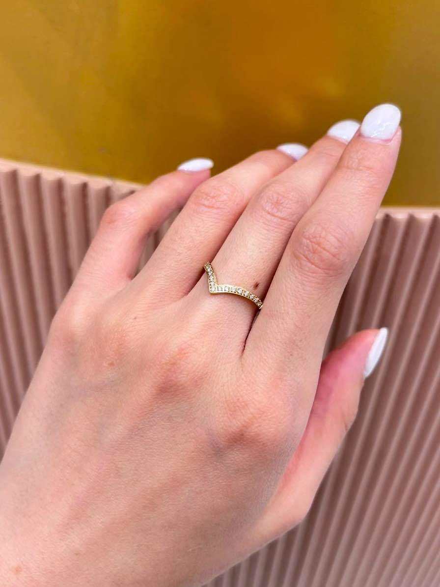 Mayorista MAISON OKAMI - Anillo Pavé en Forma de V Mayorista MAISON OKAMI - Anillo Pavé en Forma de V