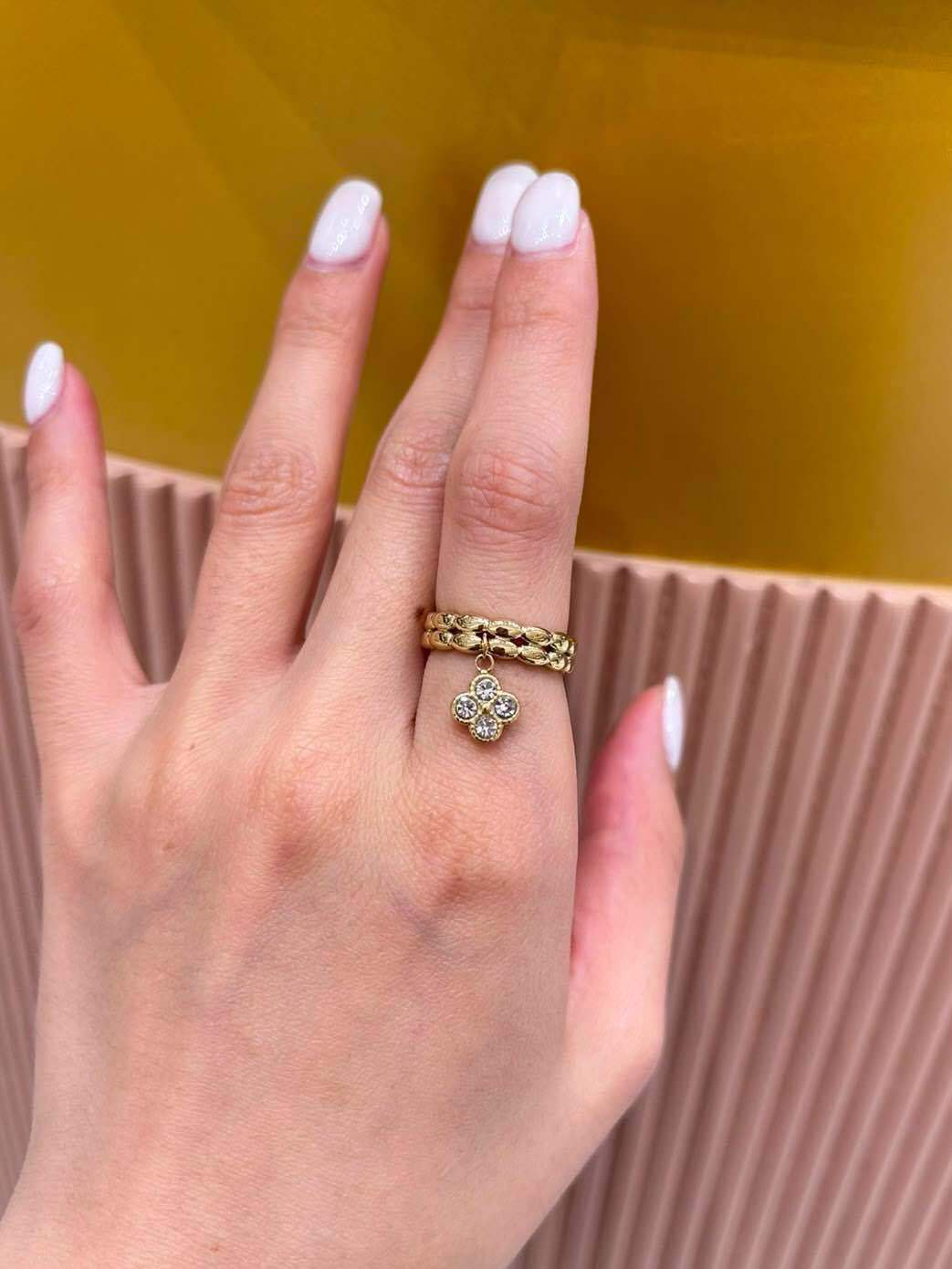 Grossista MAISON OKAMI - Anello pendente quadrifoglio in zirconia