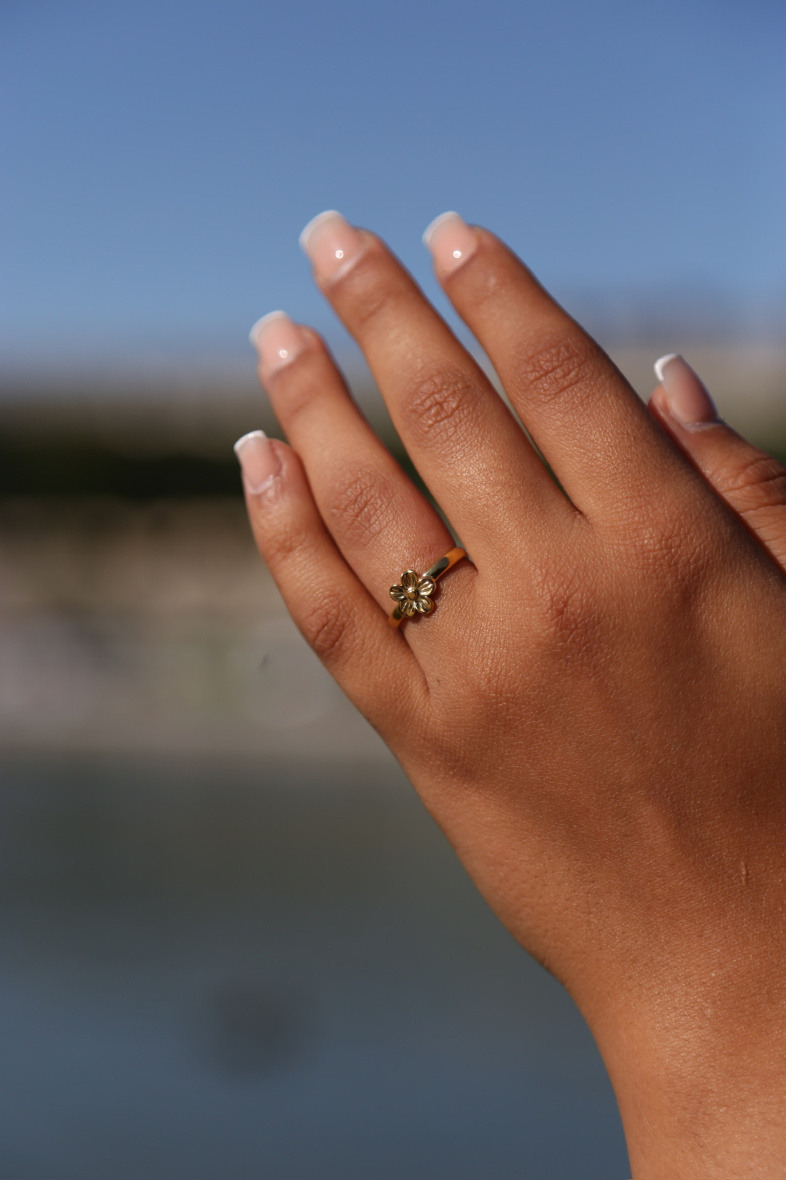 Grossiste MAISON OKAMI - Bague fleur fine en acier inoxydable – Touche printanière