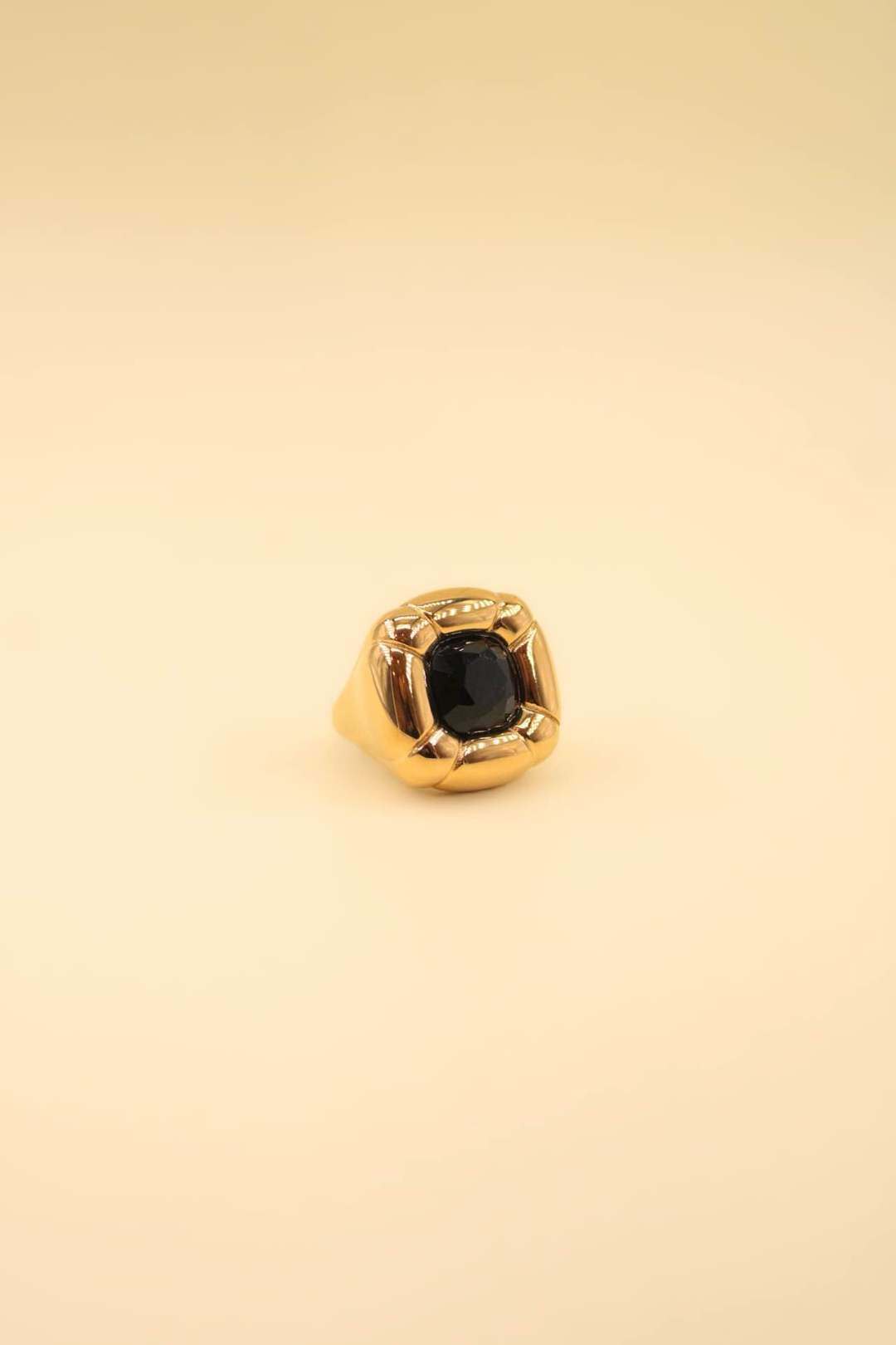Grossiste MAISON OKAMI - Bague dorée ornée d'une pierre facettée