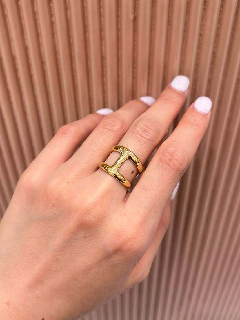 Grossista MAISON OKAMI - Anello di design a forma di H in acciaio inossidabile