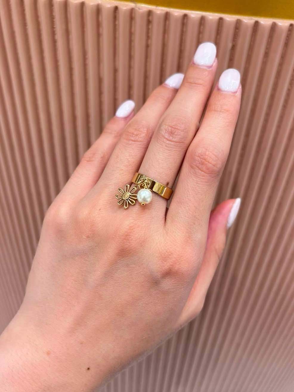 Grossista MAISON OKAMI - Anello fantasia con perla e motivo floreale
