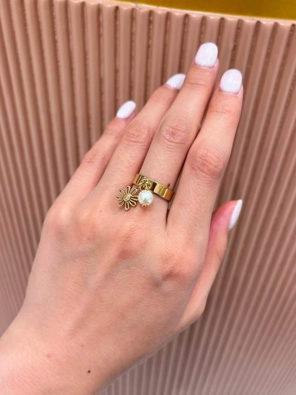 Mayorista MAISON OKAMI - Anillo de fantasía con perla y diseño floral Mayorista MAISON OKAMI - Anillo de fantasía con perla y diseño floral