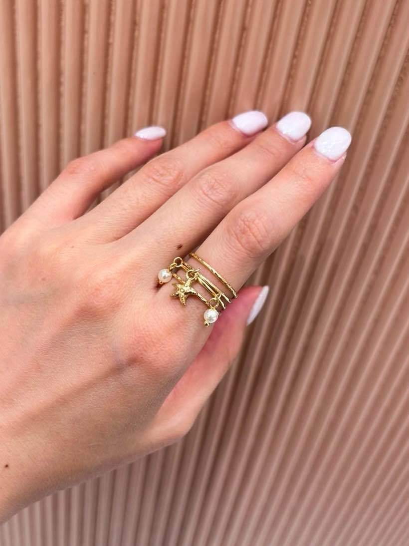 Mayorista MAISON OKAMI - Anillo con dijes de estrellas y perlas Mayorista MAISON OKAMI - Anillo con dijes de estrellas y perlas