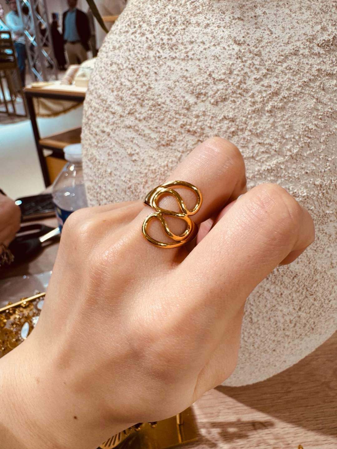Wholesaler MAISON OKAMI - Intertwined metal ring with a modern design