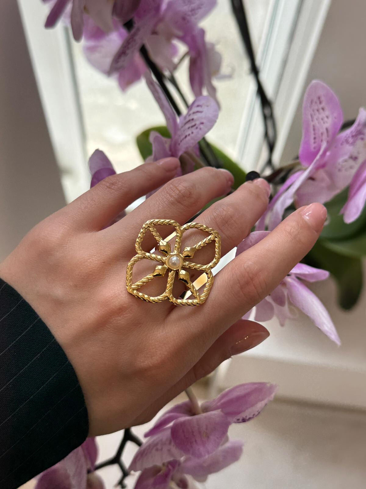 Grossiste MAISON OKAMI - Bague fleur torsadée avec perle centrale